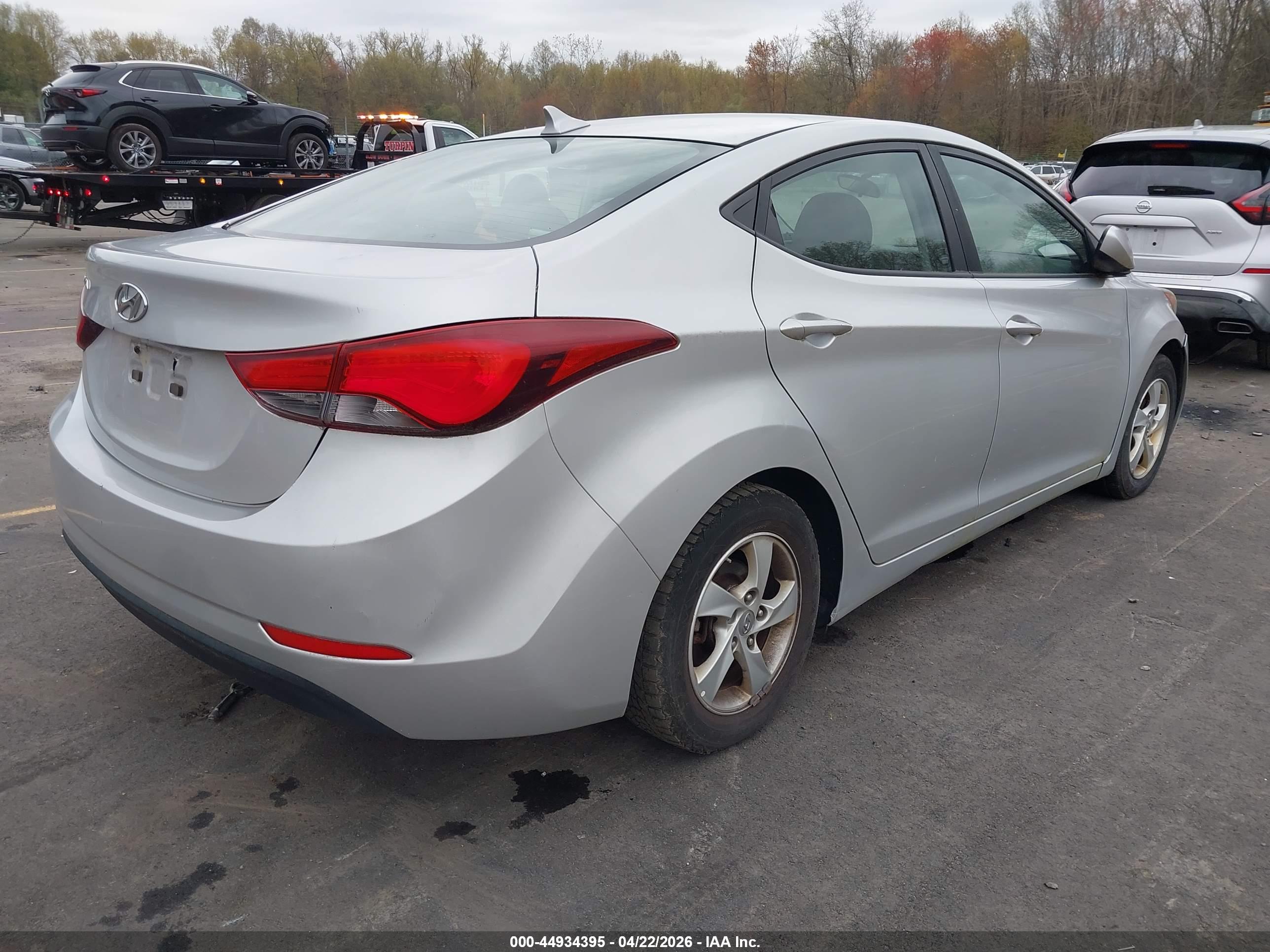 HYUNDAI ELANTRA image 4