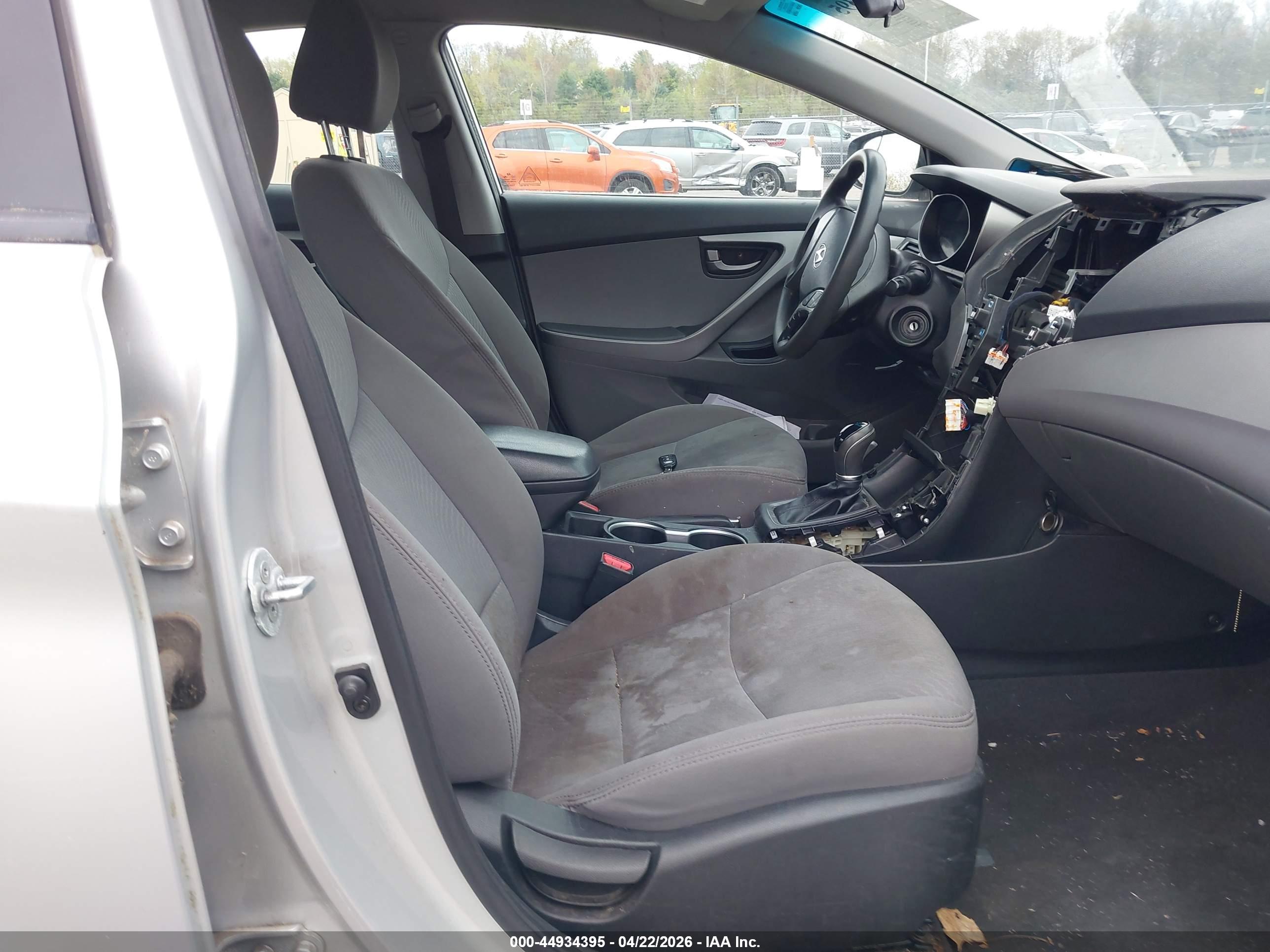 HYUNDAI ELANTRA image 5