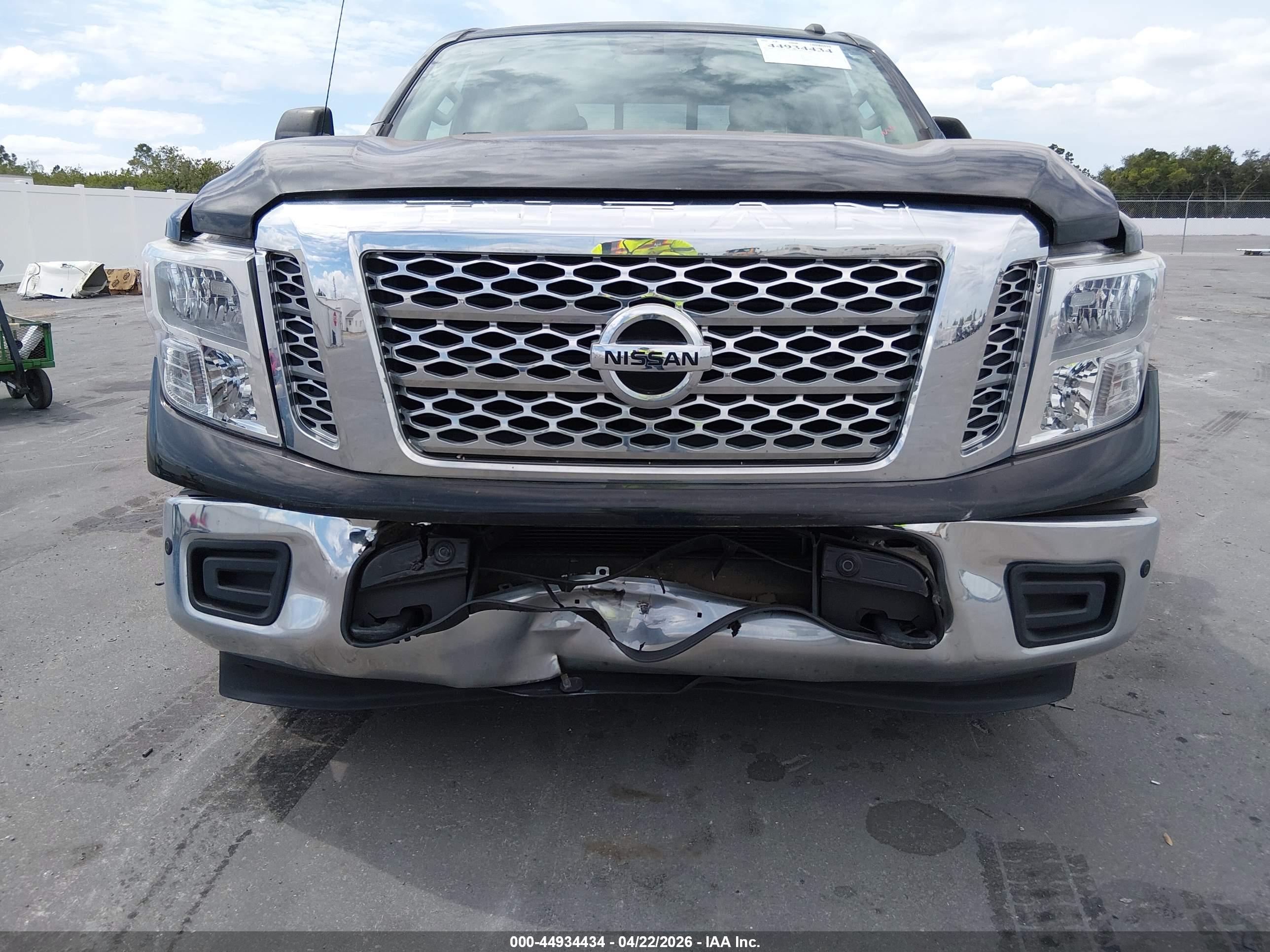 NISSAN TITAN image 6
