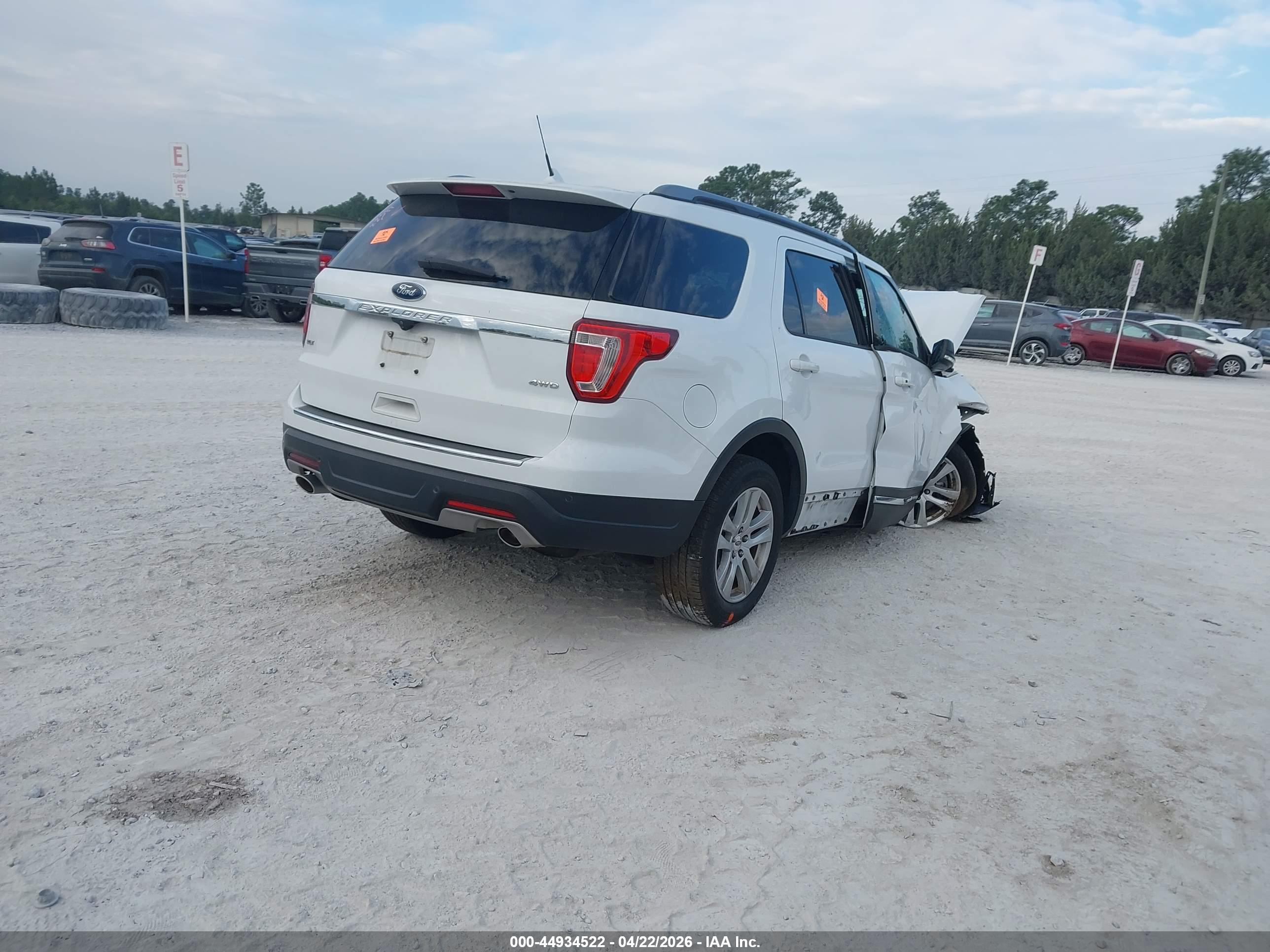 FORD EXPLORER image 4