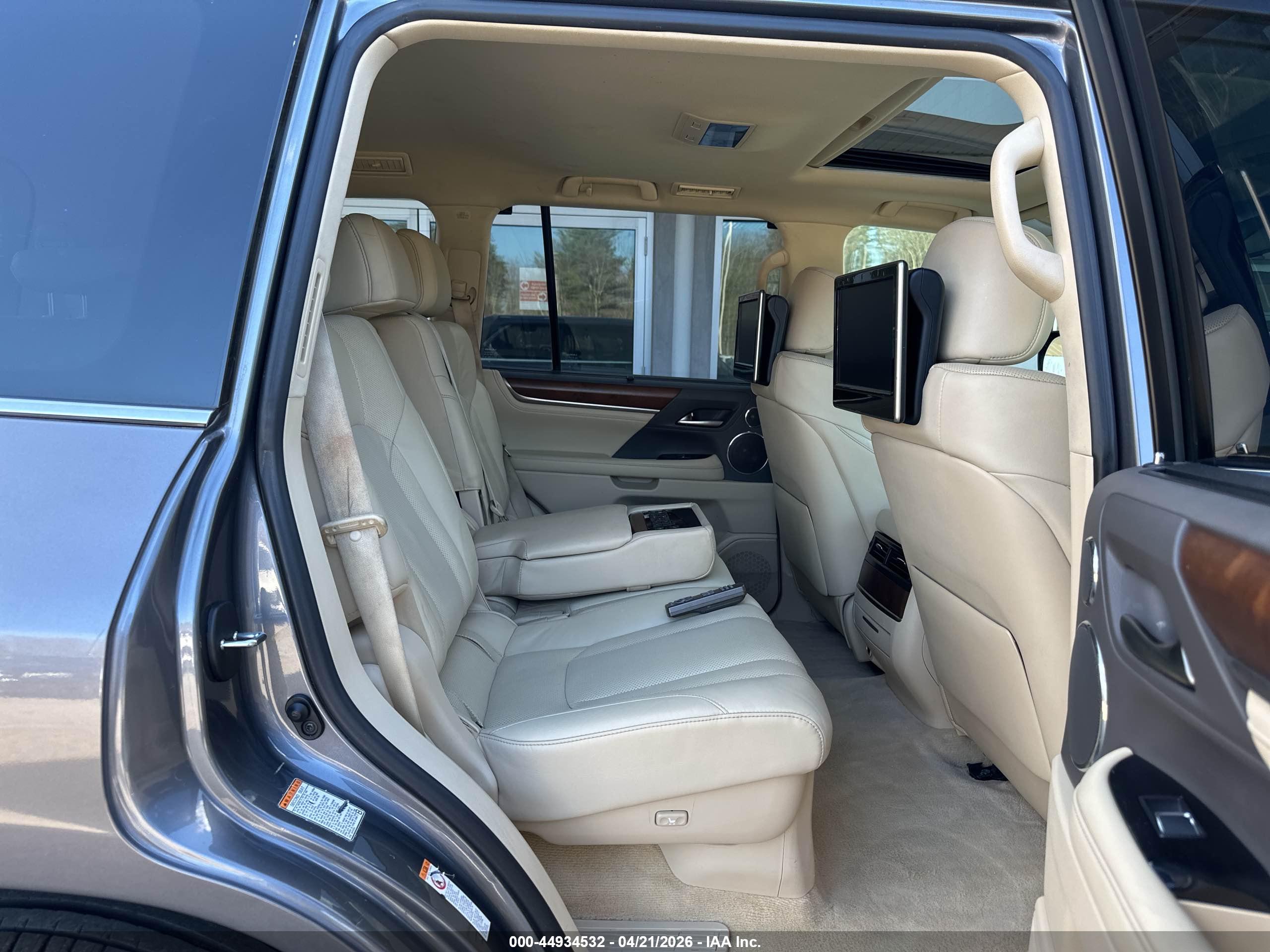 LEXUS LX image 8