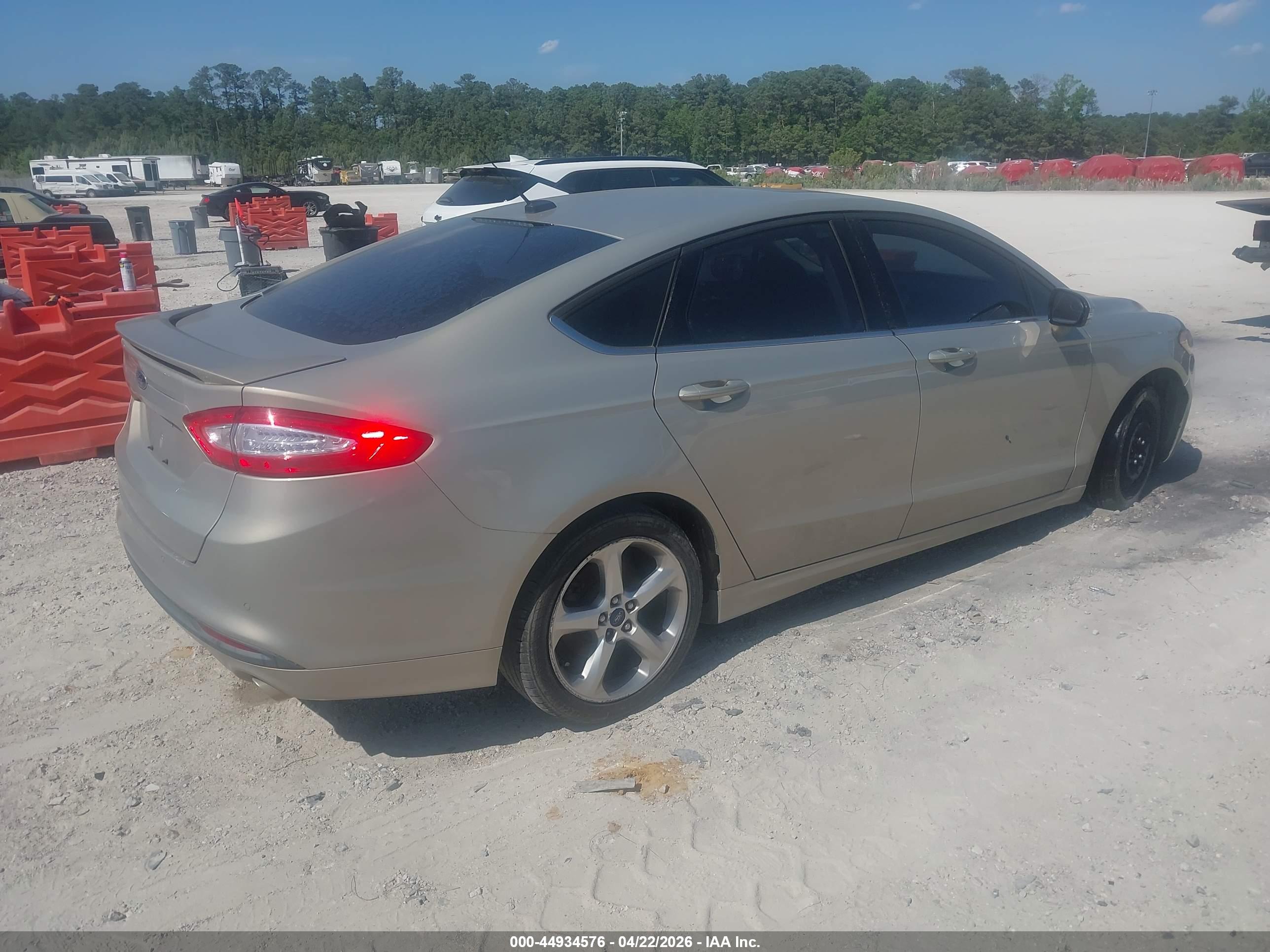 FORD FUSION image 4