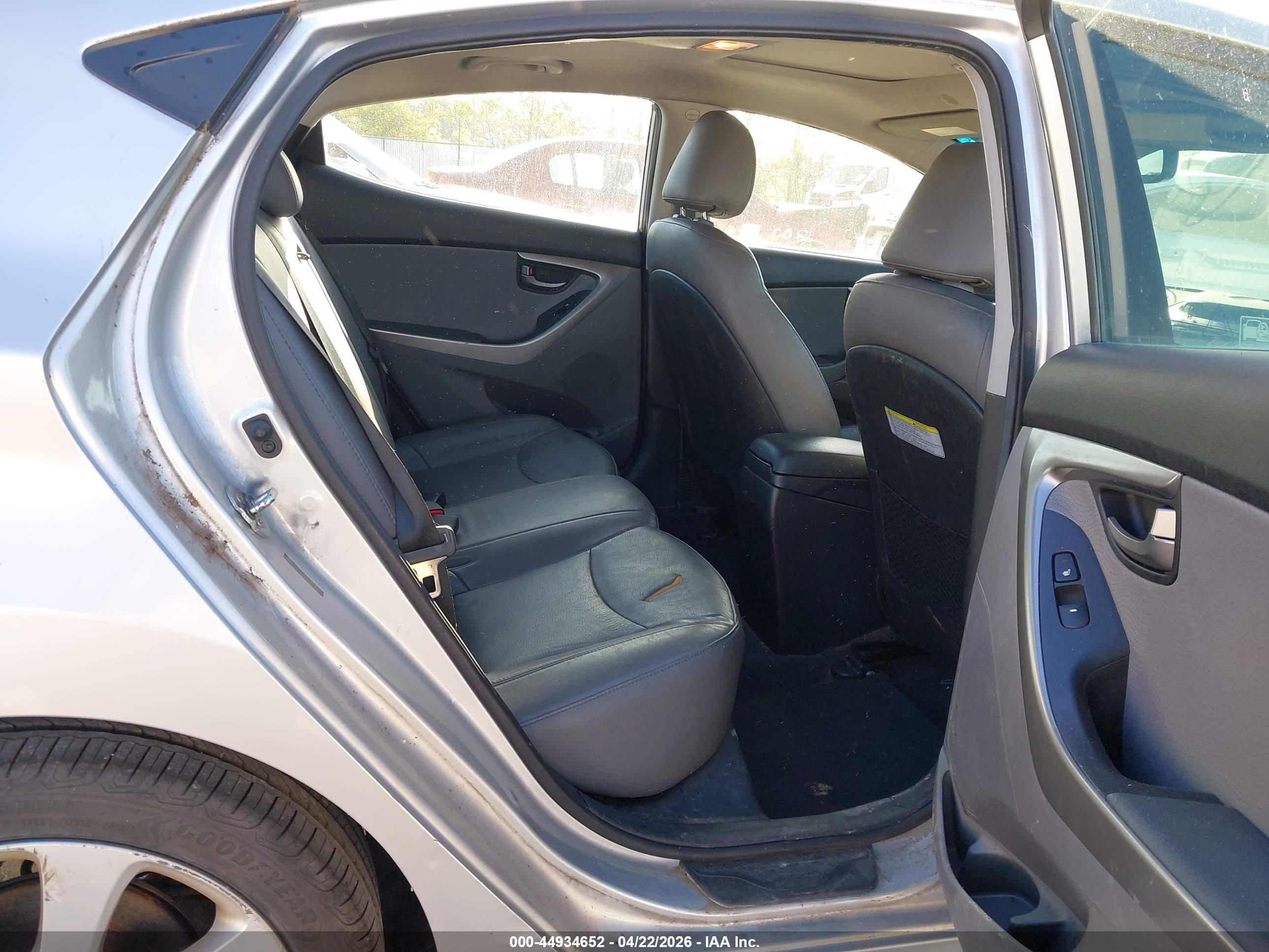 HYUNDAI ELANTRA image 8