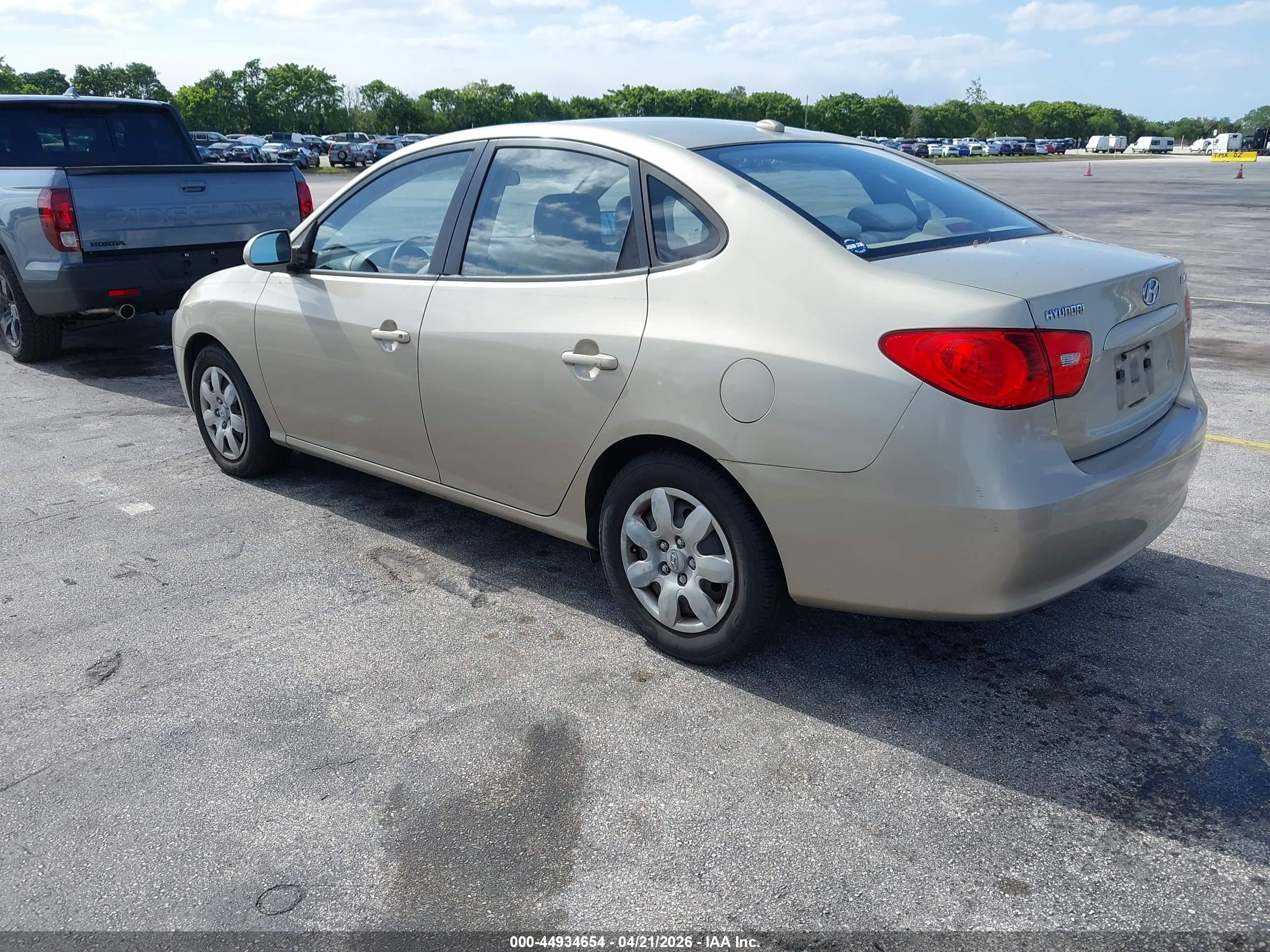 HYUNDAI ELANTRA image 3