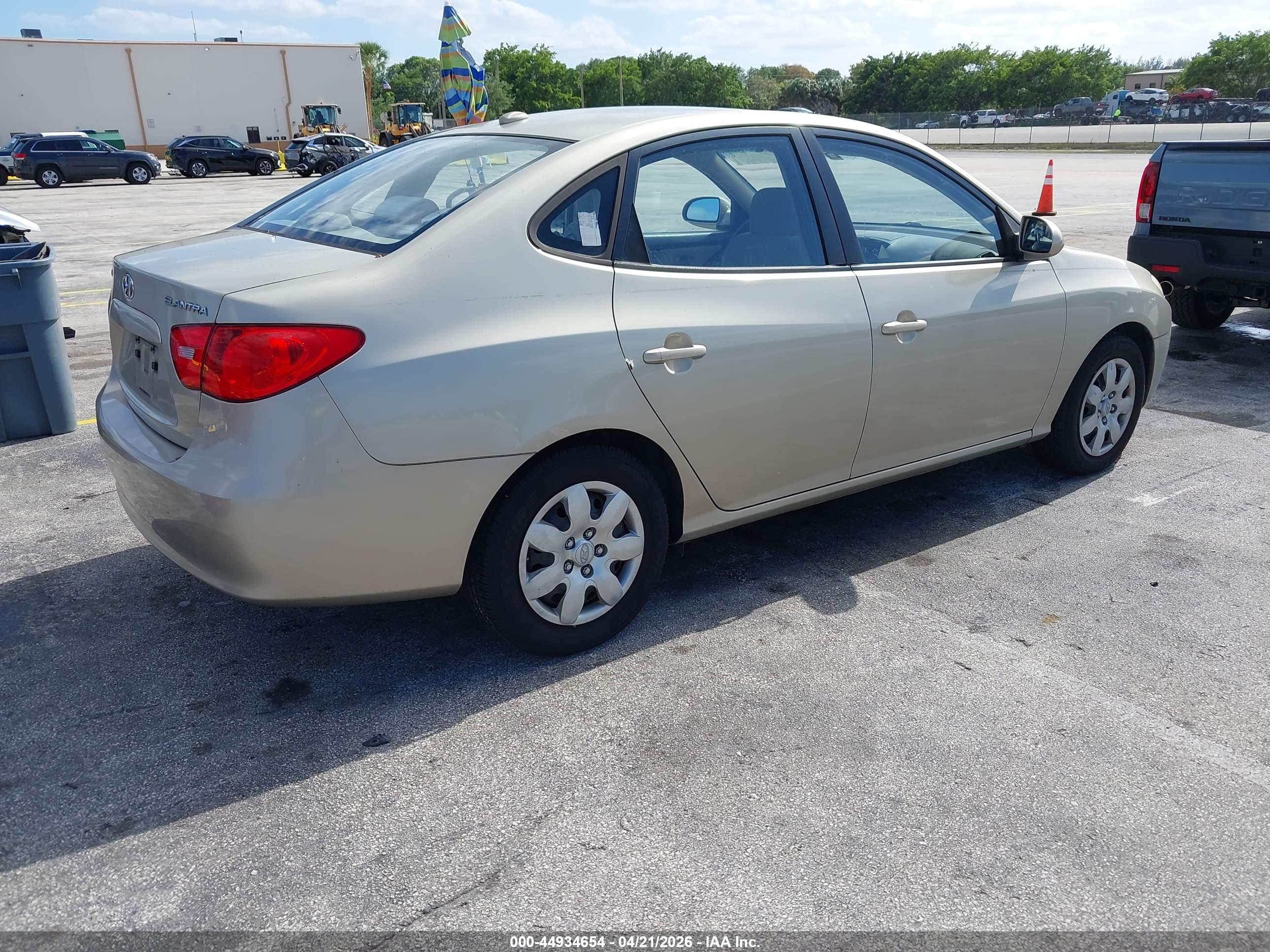 HYUNDAI ELANTRA image 4