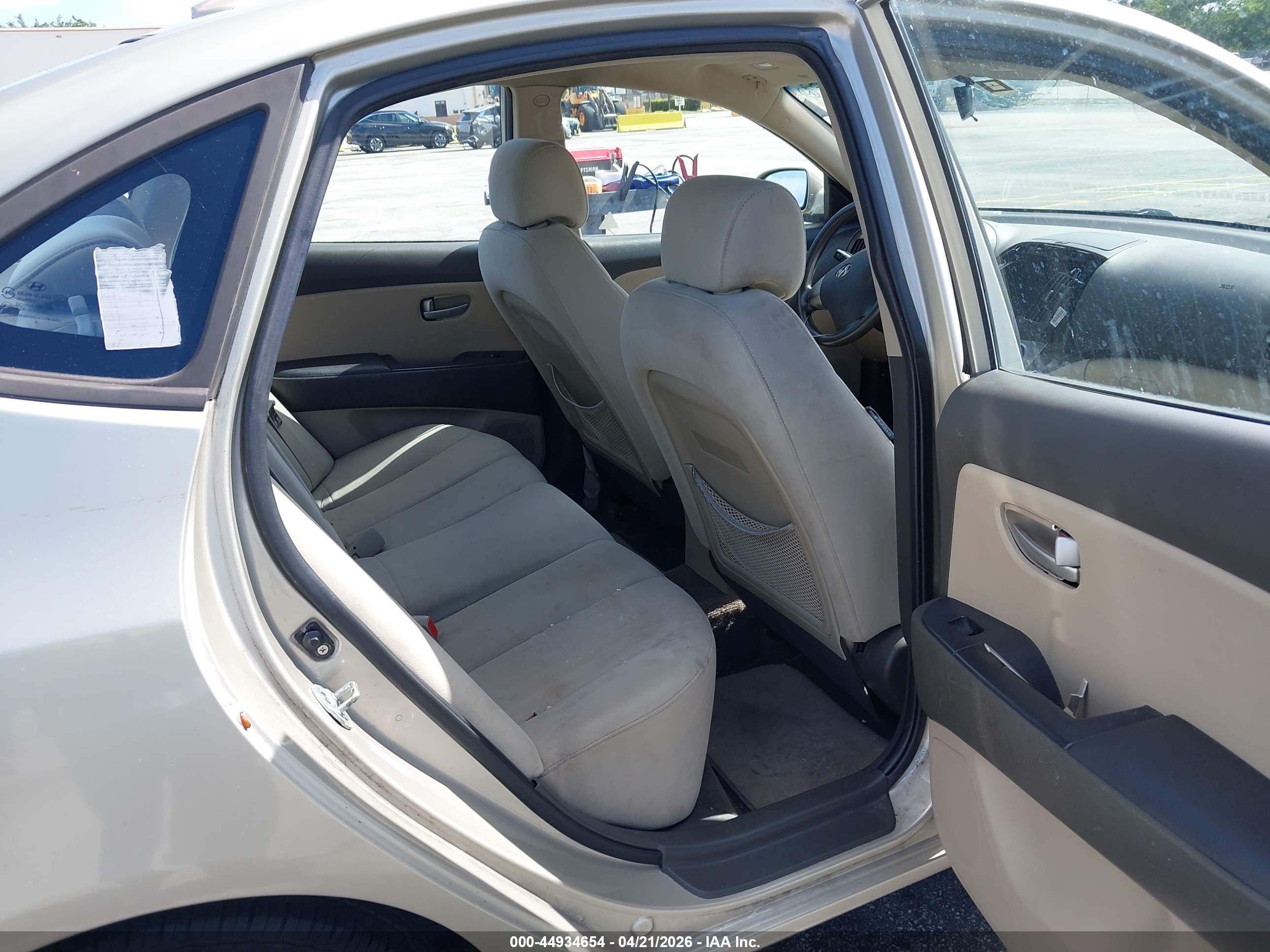 HYUNDAI ELANTRA image 8