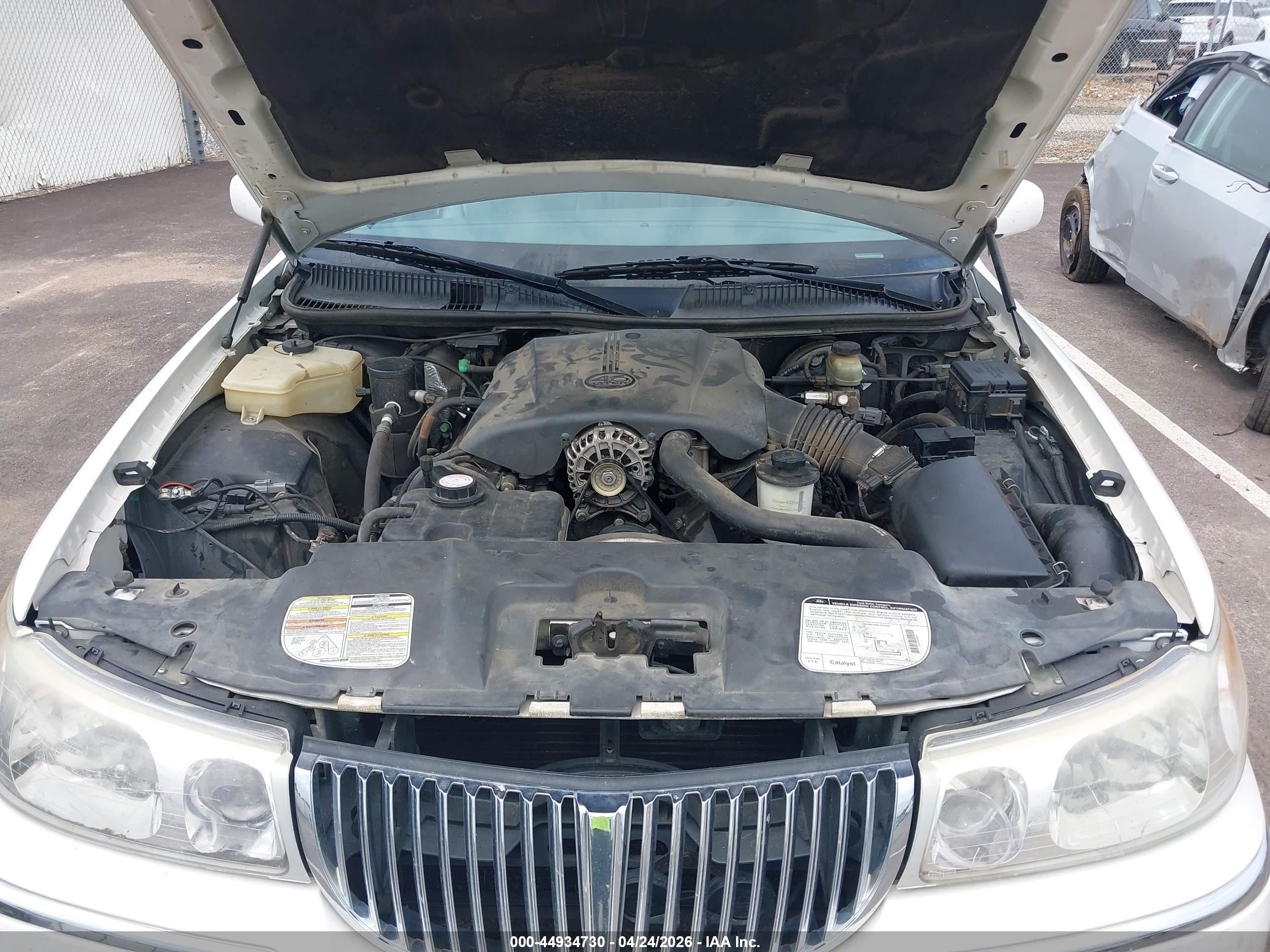 LINCOLN TOWN image 10
