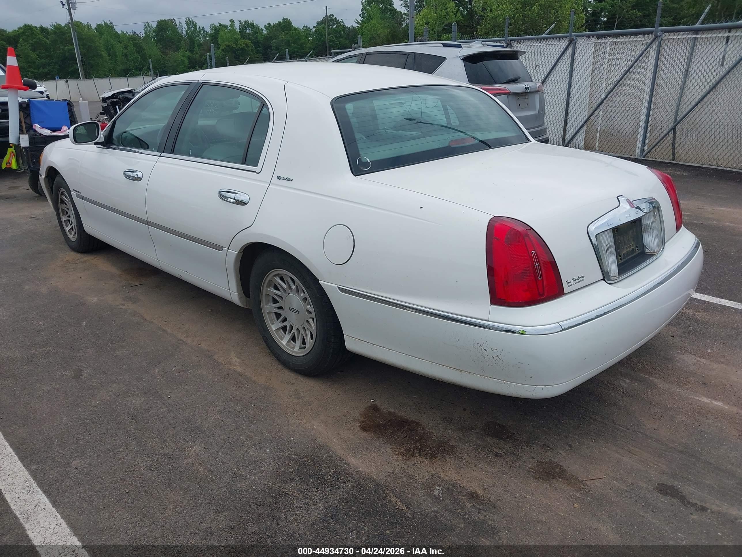 LINCOLN TOWN image 3