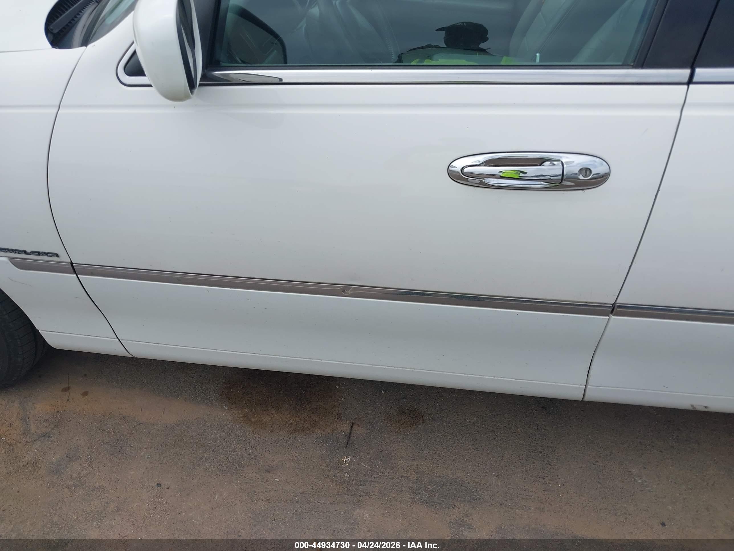LINCOLN TOWN image 6