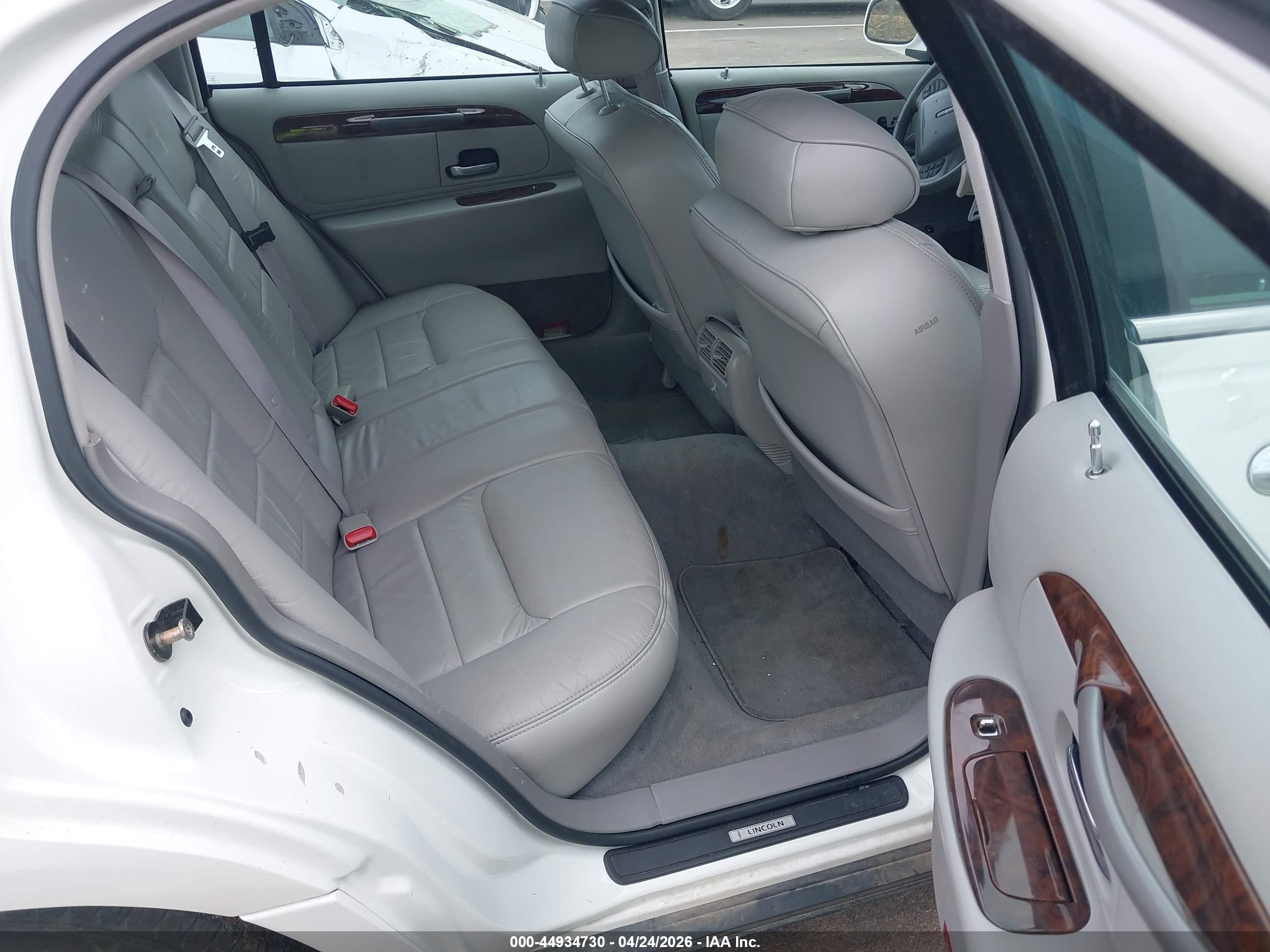 LINCOLN TOWN image 8