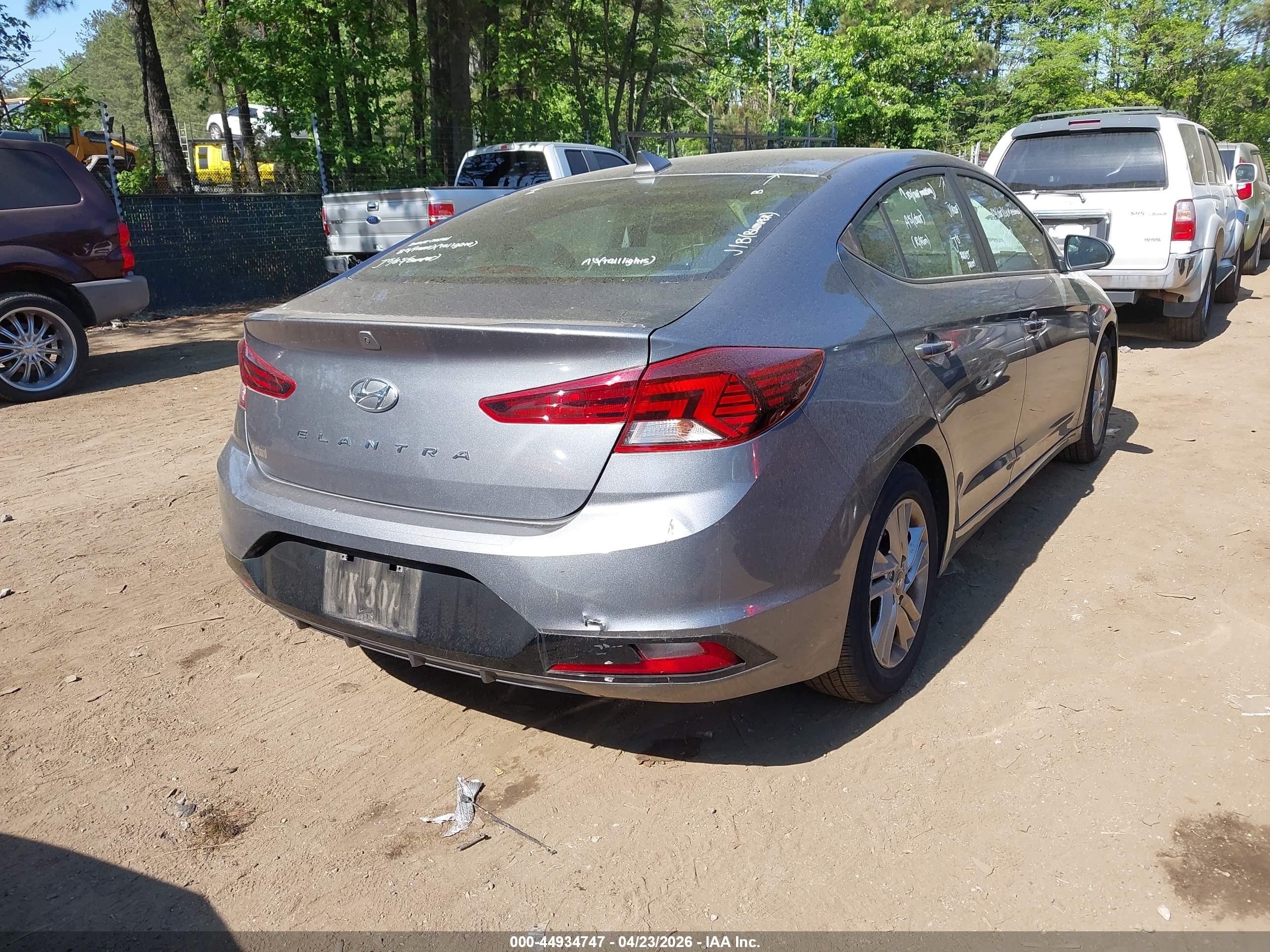 HYUNDAI ELANTRA image 4
