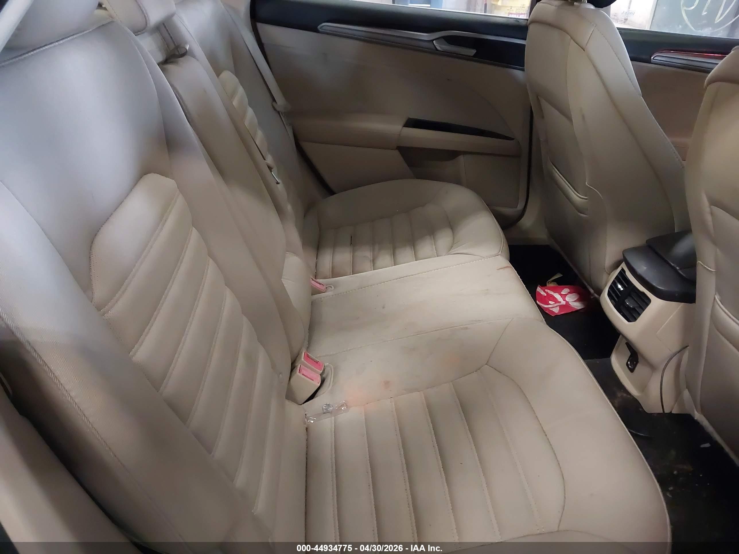 FORD FUSION image 8