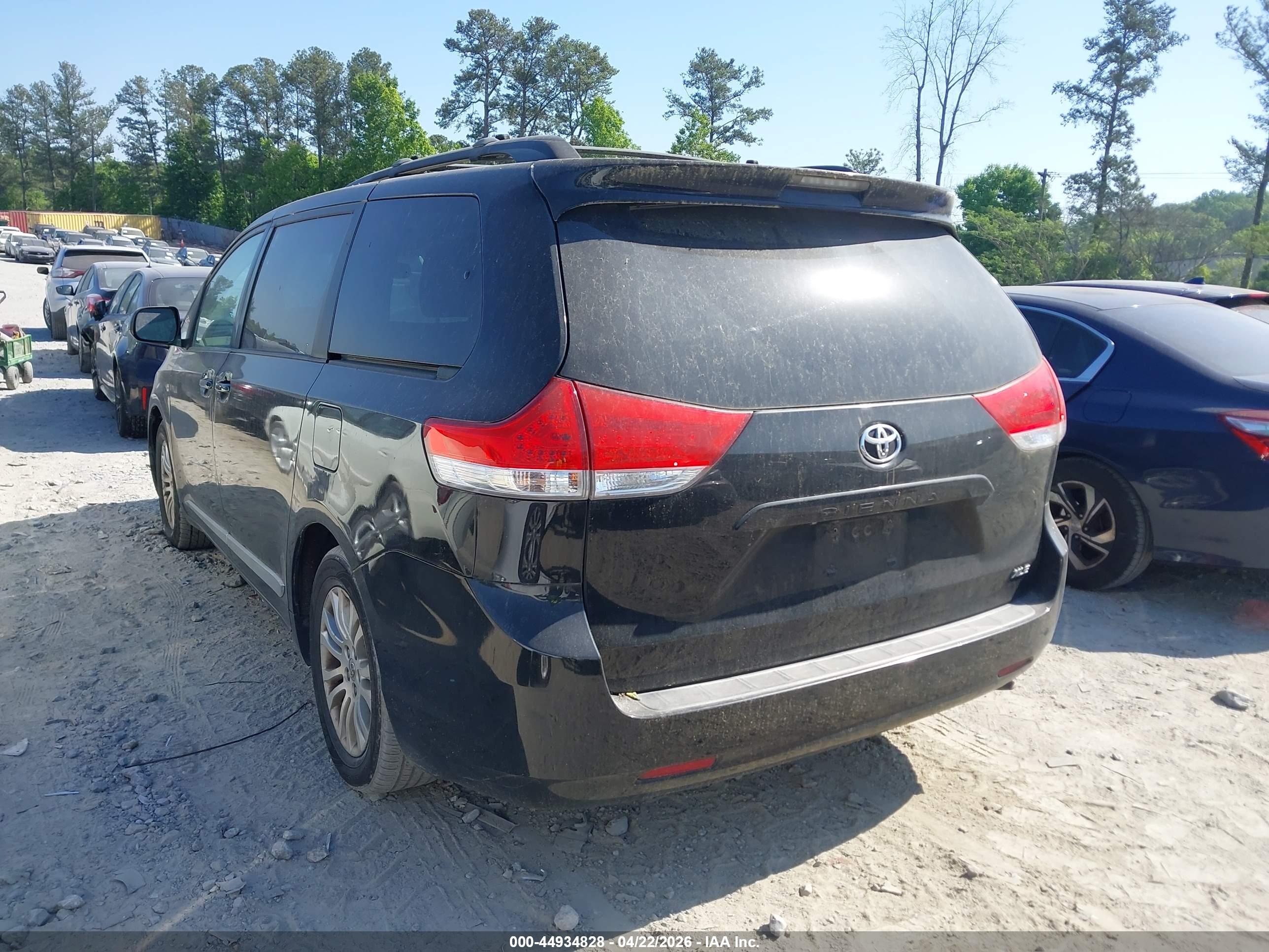TOYOTA SIENNA image 3