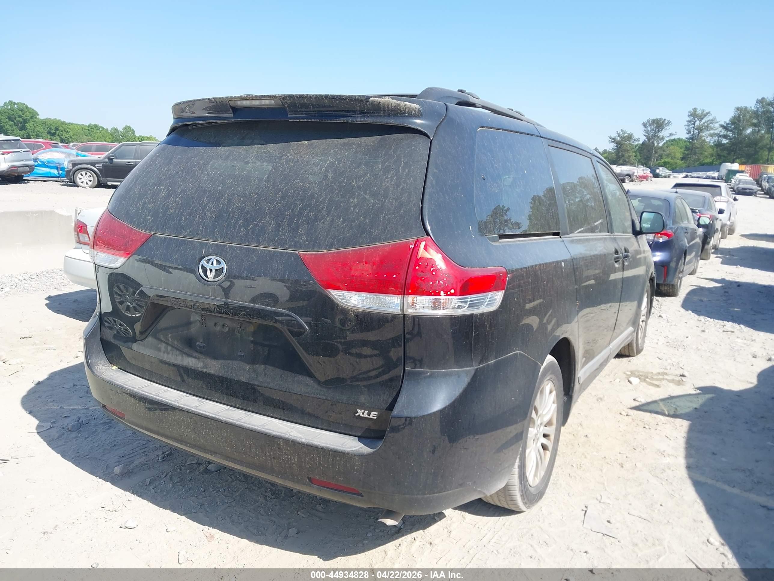 TOYOTA SIENNA image 4