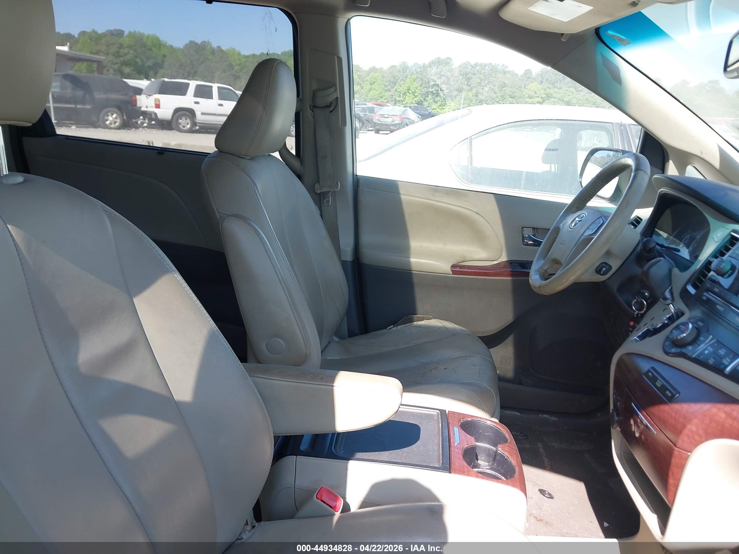 TOYOTA SIENNA image 5