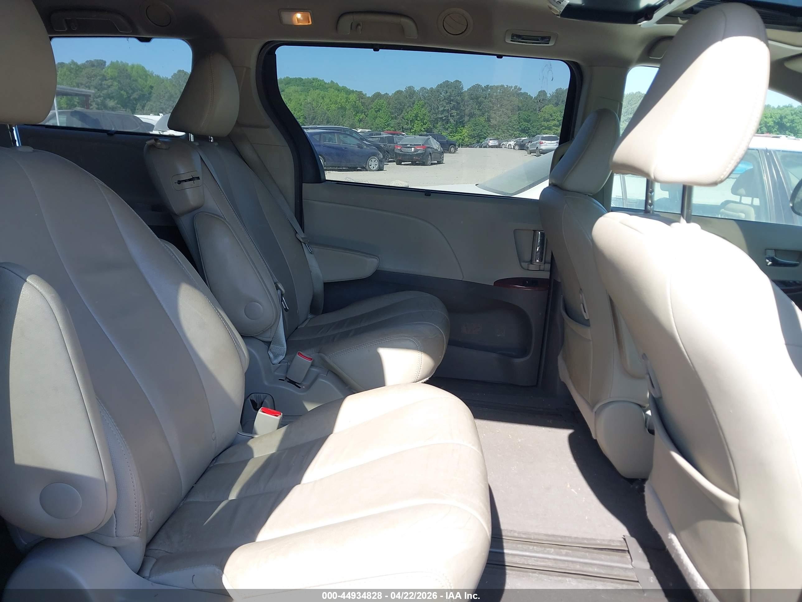 TOYOTA SIENNA image 8