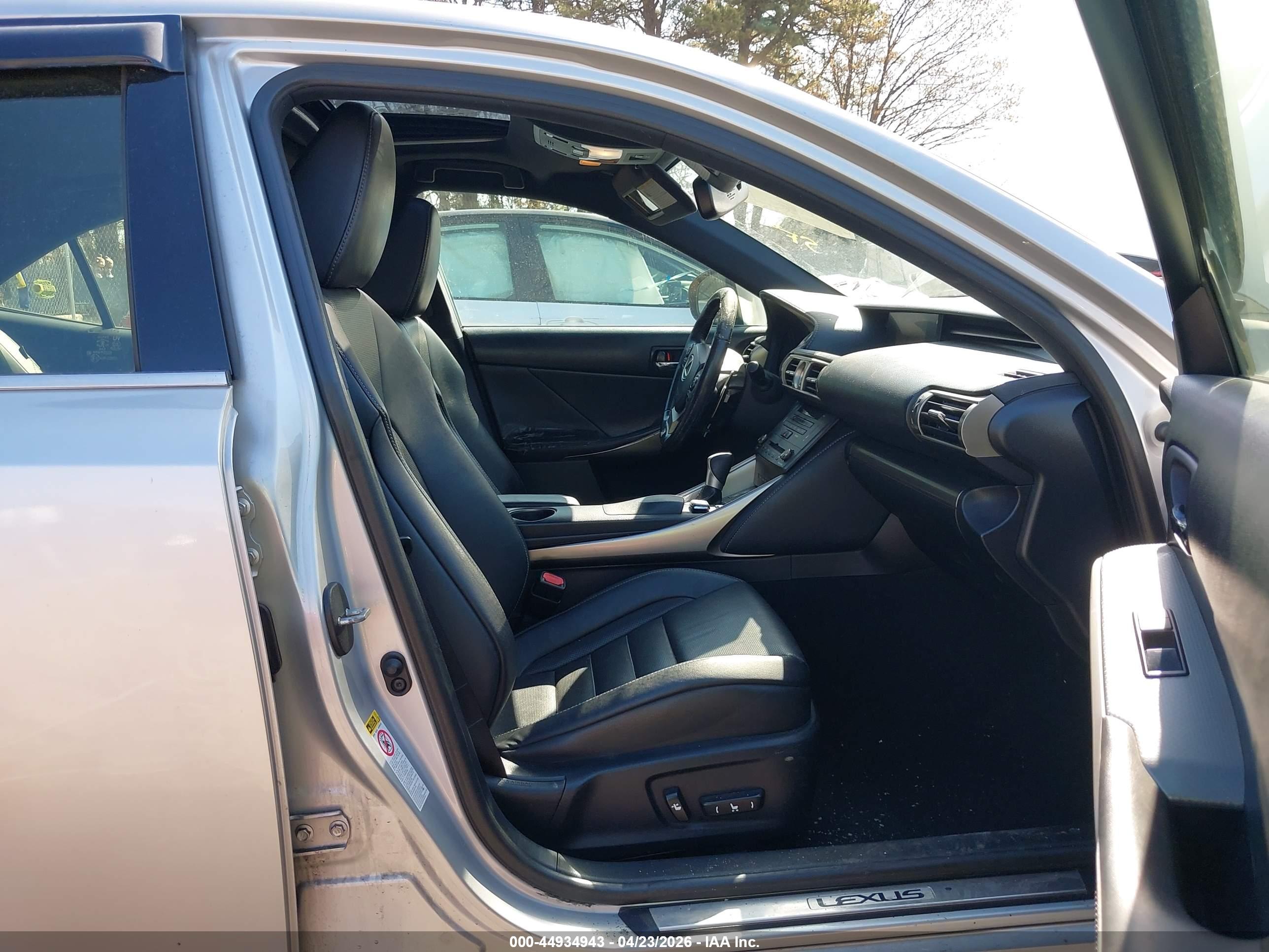 LEXUS IS image 5
