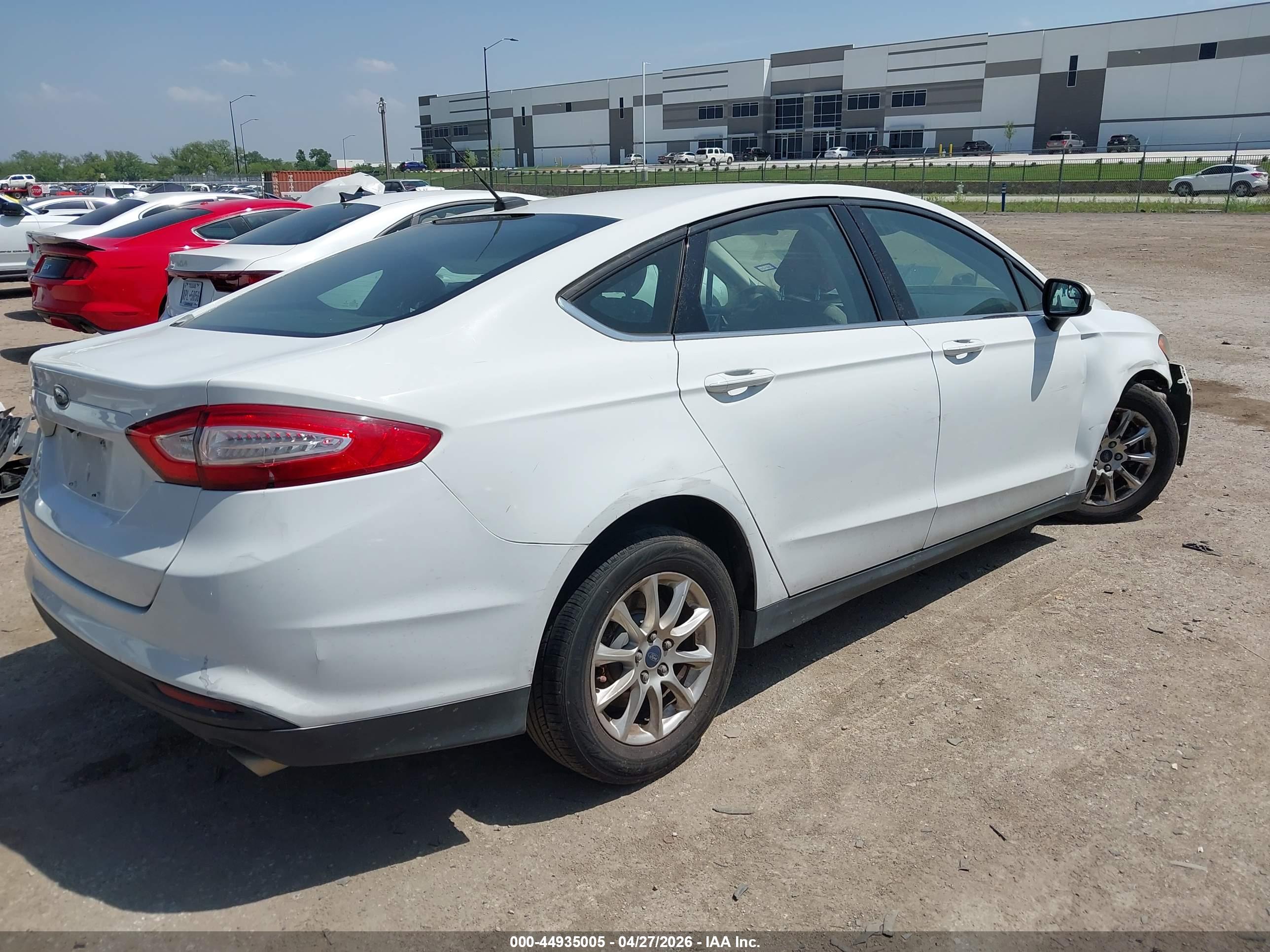 FORD FUSION image 4