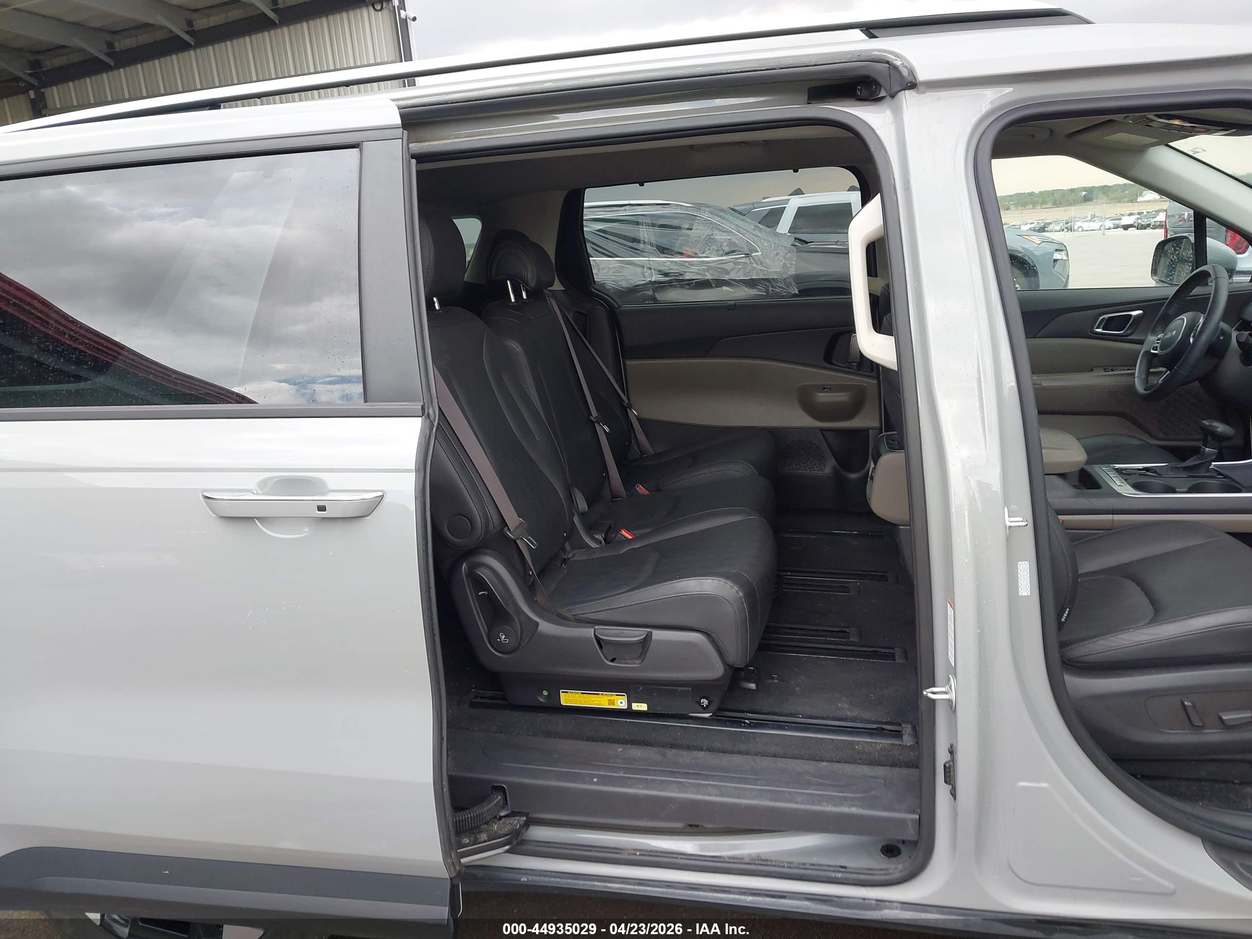 KIA CARNIVAL image 8