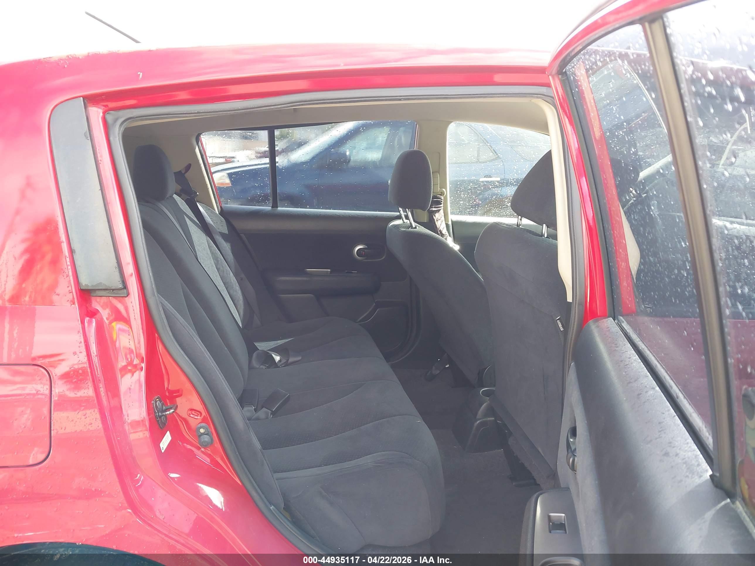 NISSAN VERSA image 8