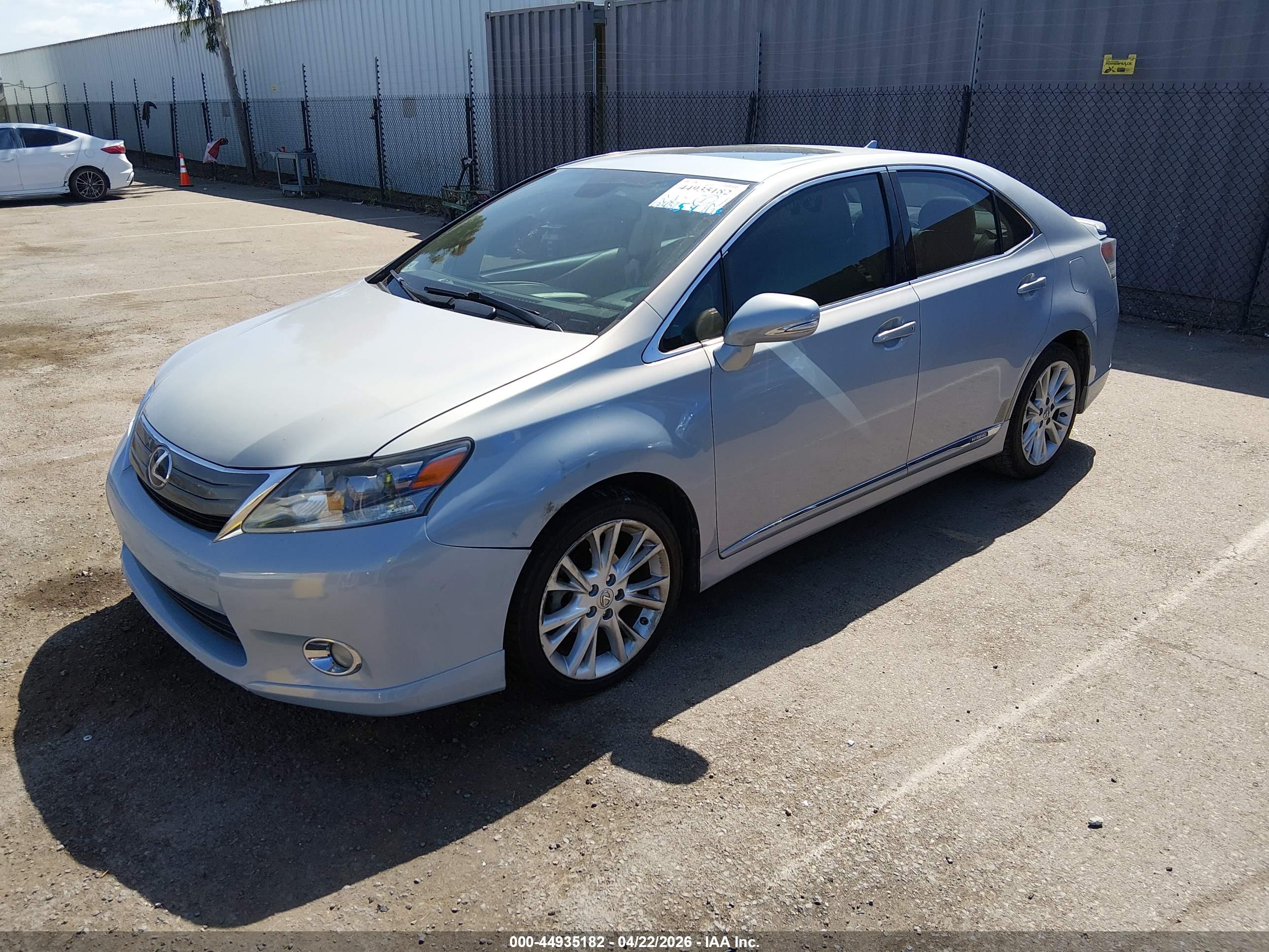 LEXUS HS image 2
