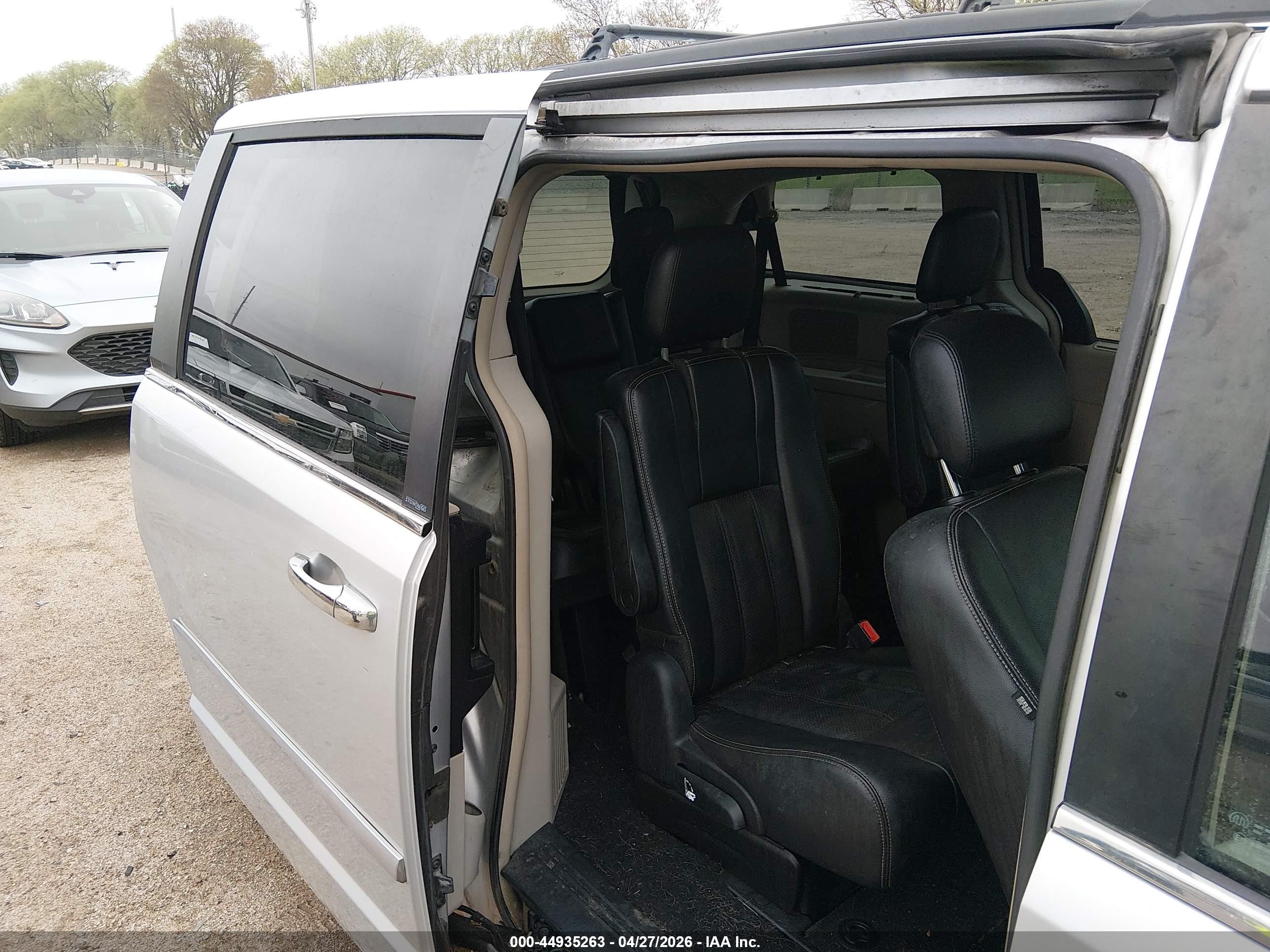 CHRYSLER TOWN image 8