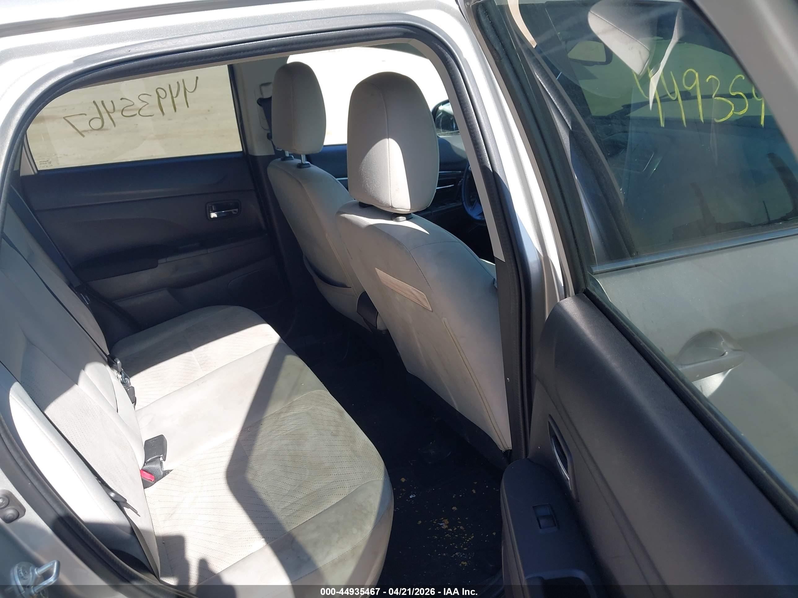 MITSUBISHI OUTLANDER image 8