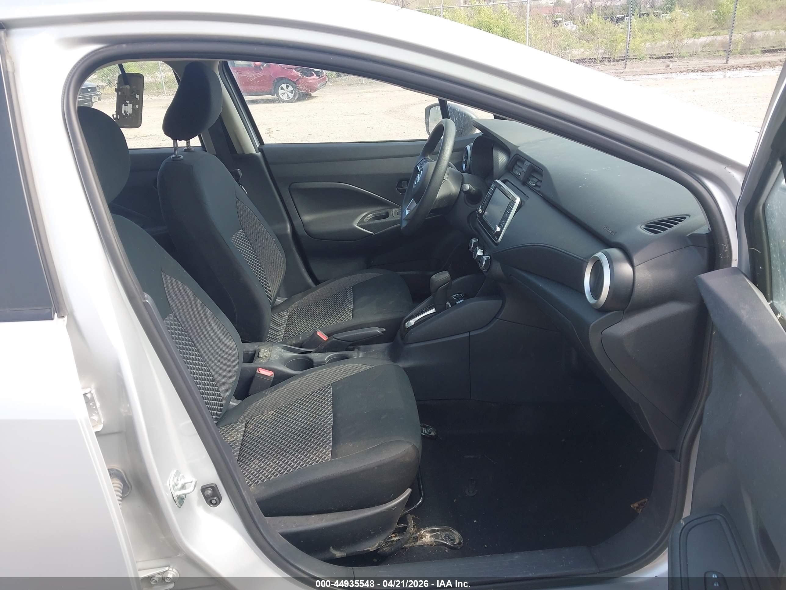 NISSAN VERSA image 5
