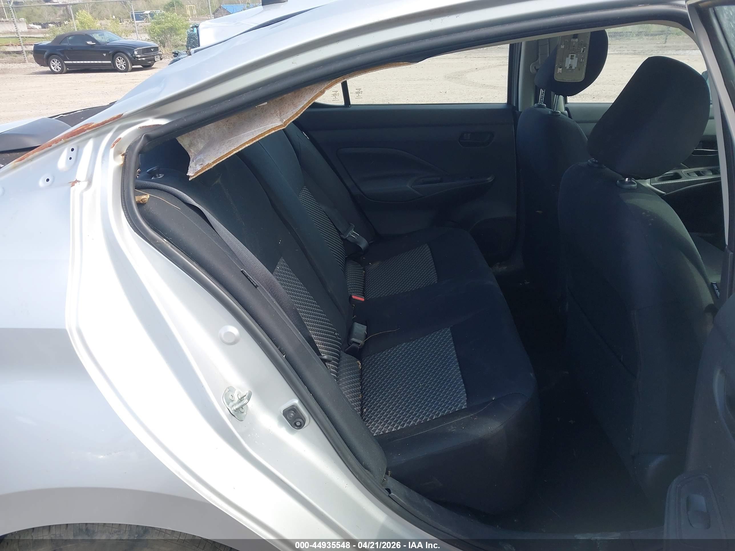 NISSAN VERSA image 8