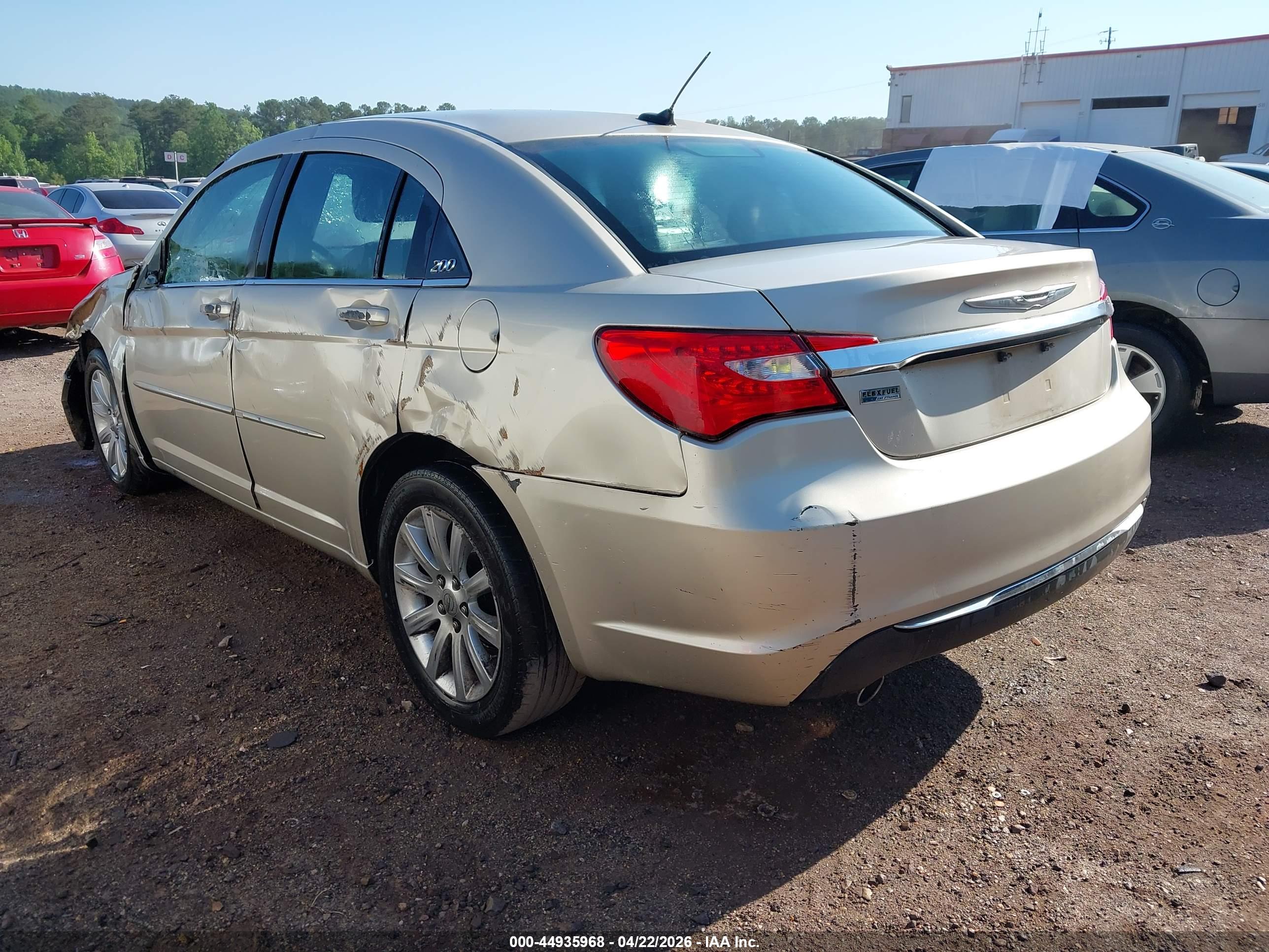 CHRYSLER 200 image 3