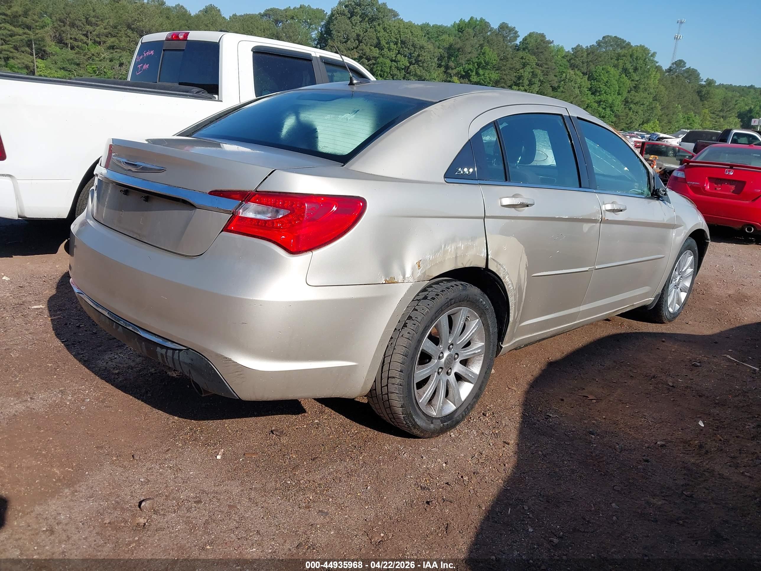 CHRYSLER 200 image 4
