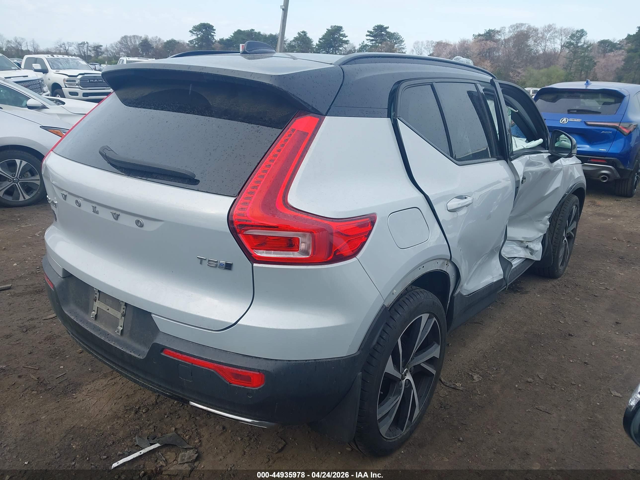 VOLVO XC40 image 4