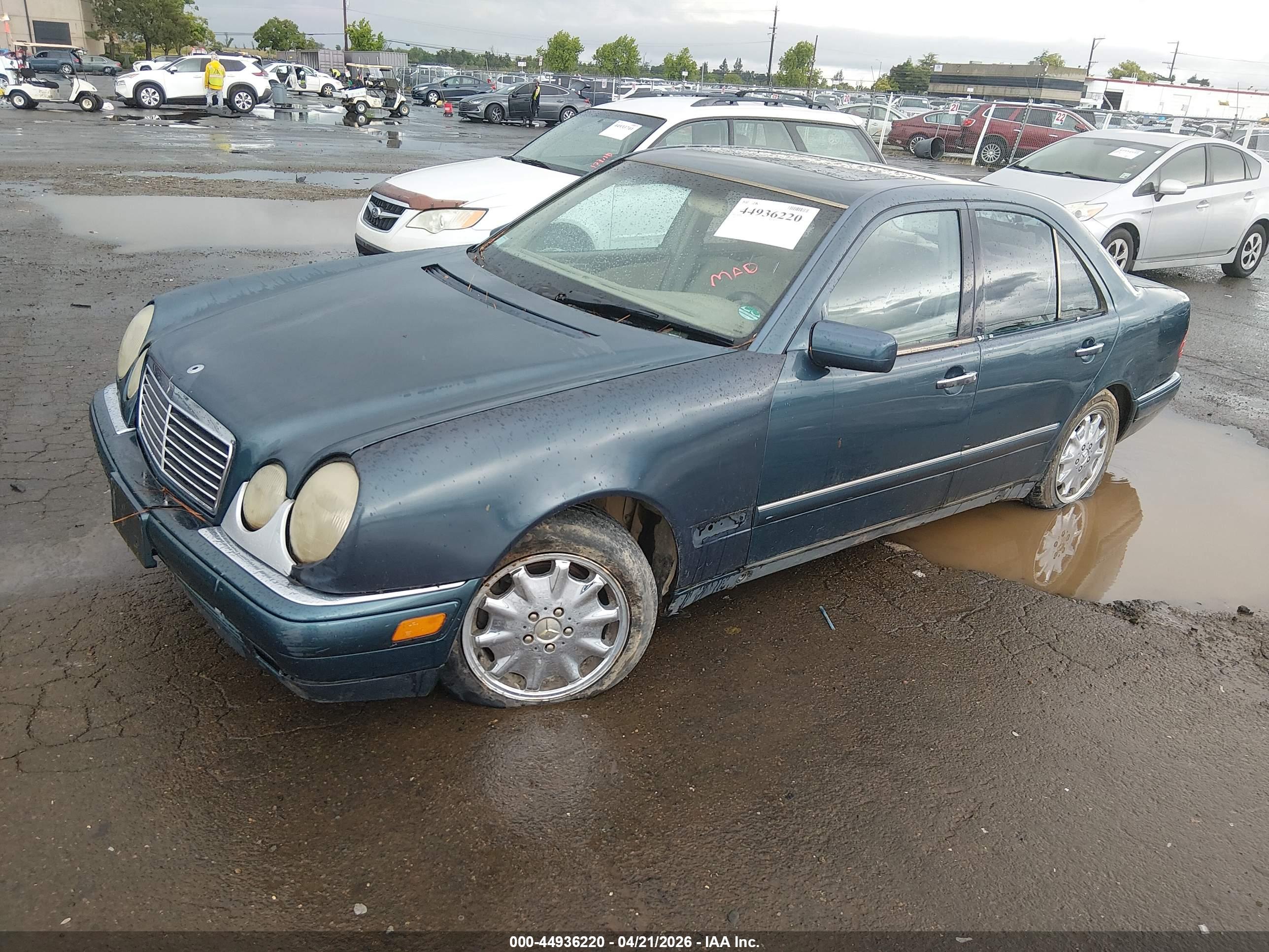 MERCEDES-BENZ E image 2