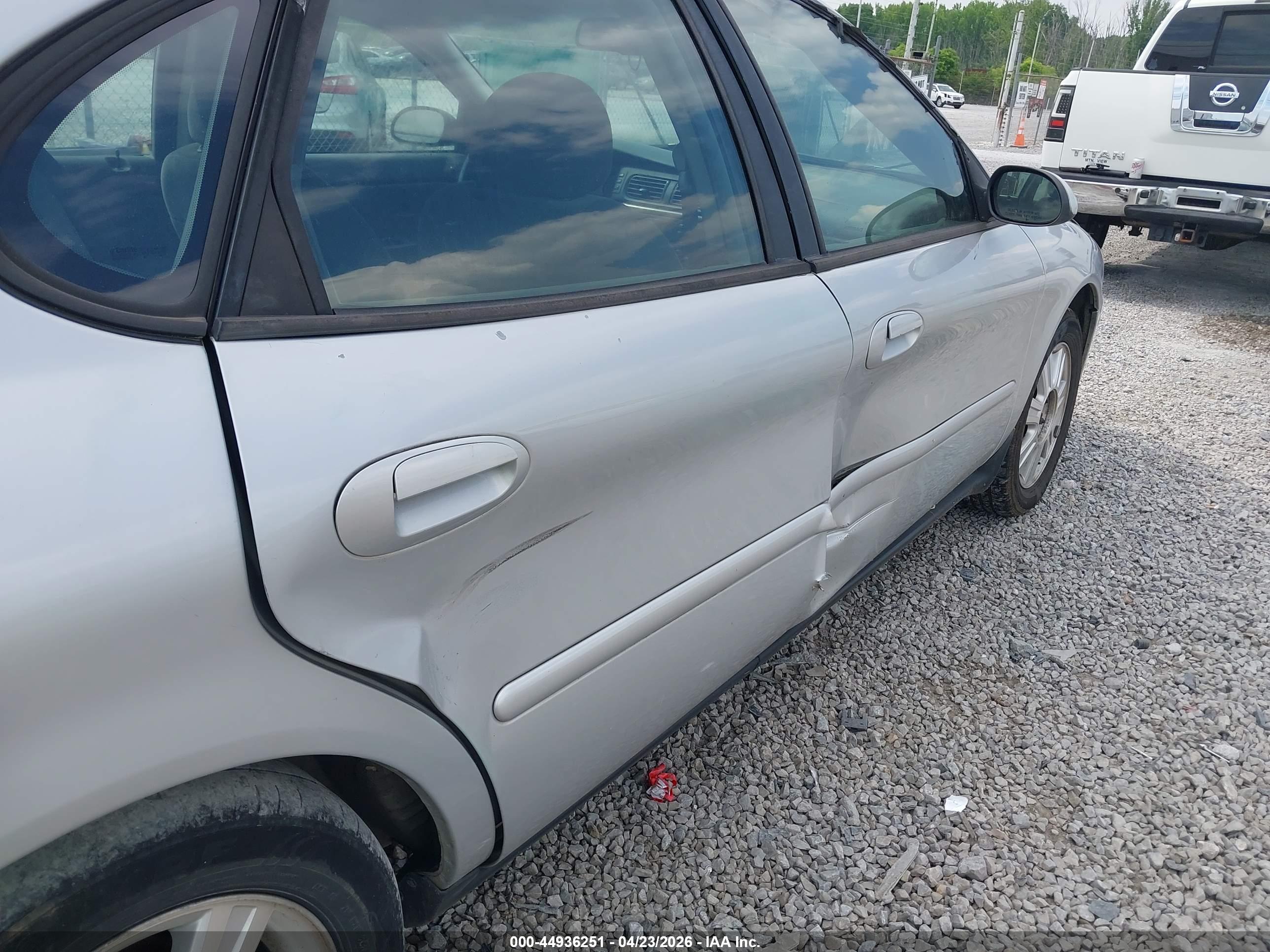 FORD TAURUS image 6