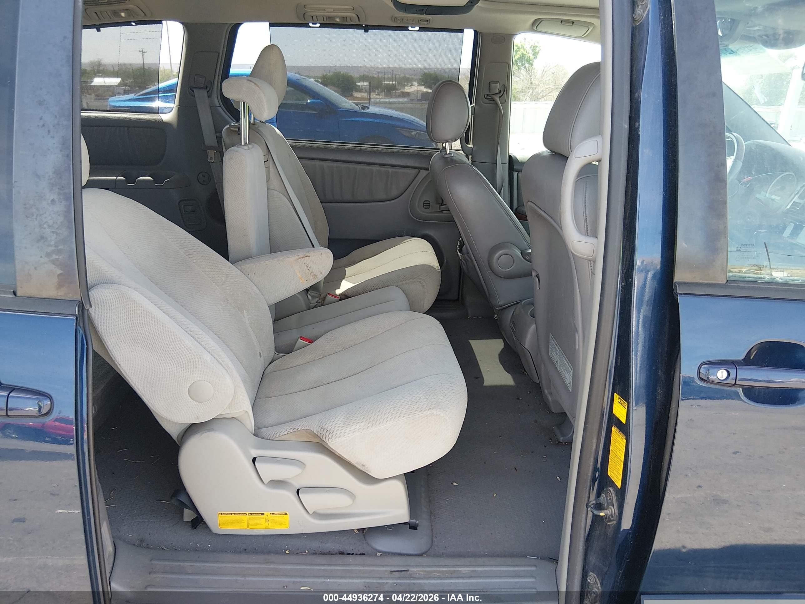 TOYOTA SIENNA image 8