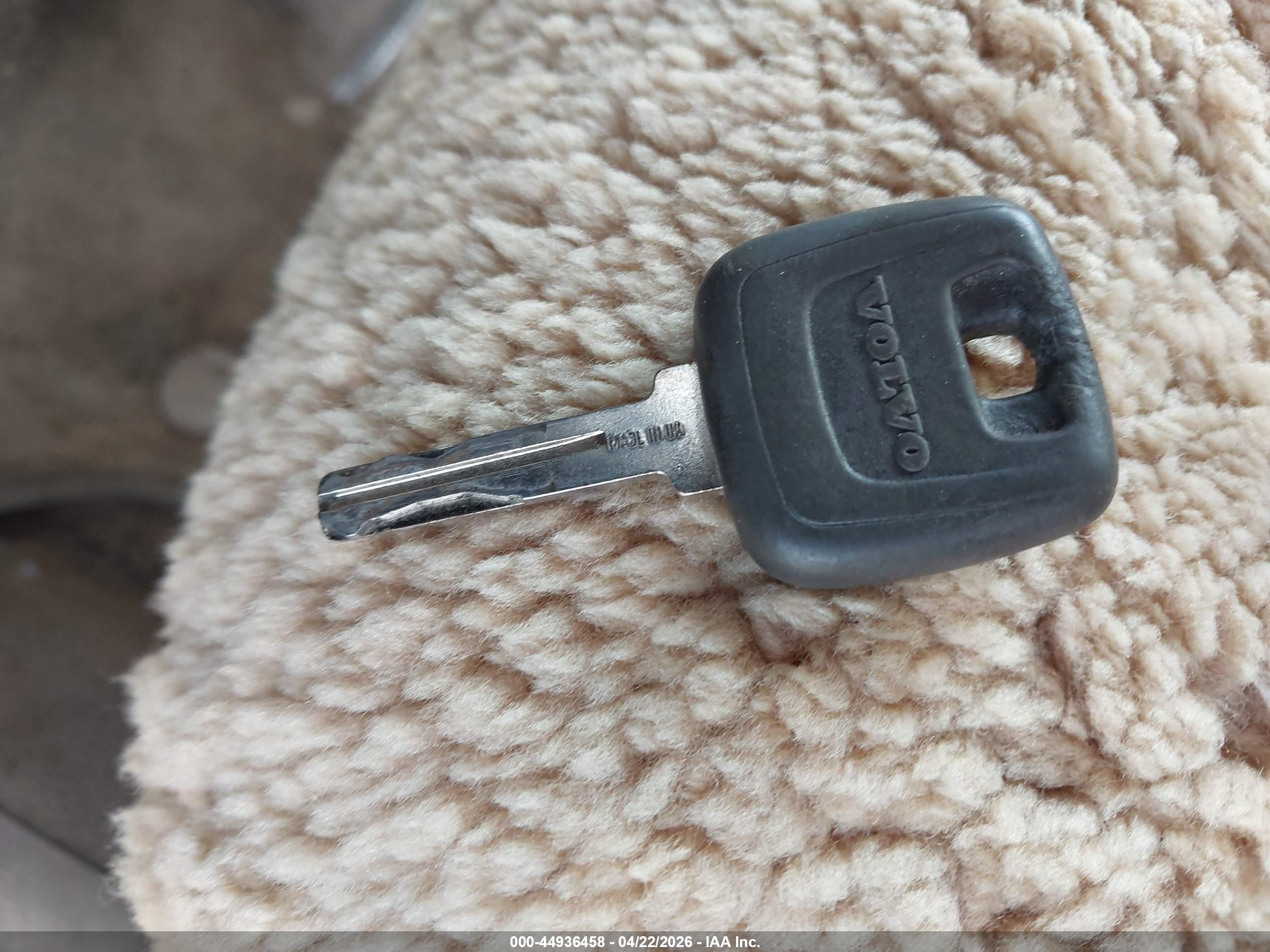 VOLVO V70 image 11