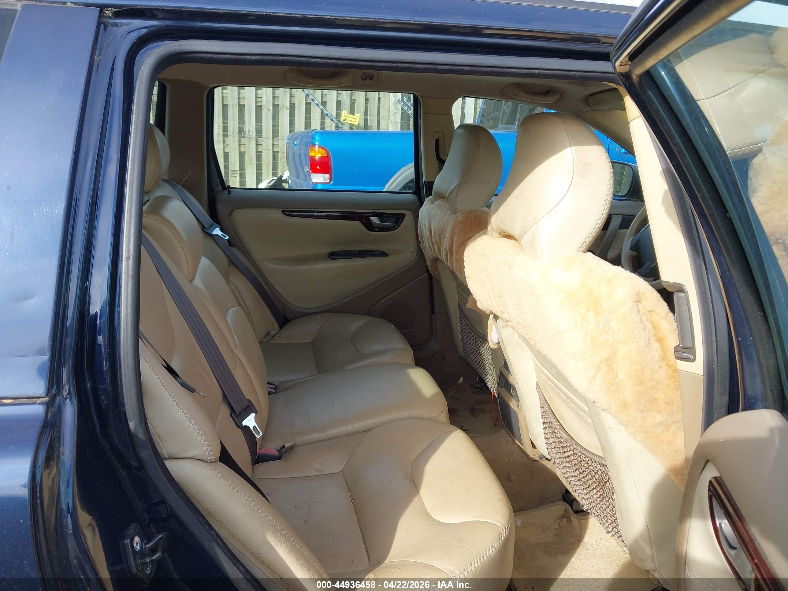 VOLVO V70 image 8