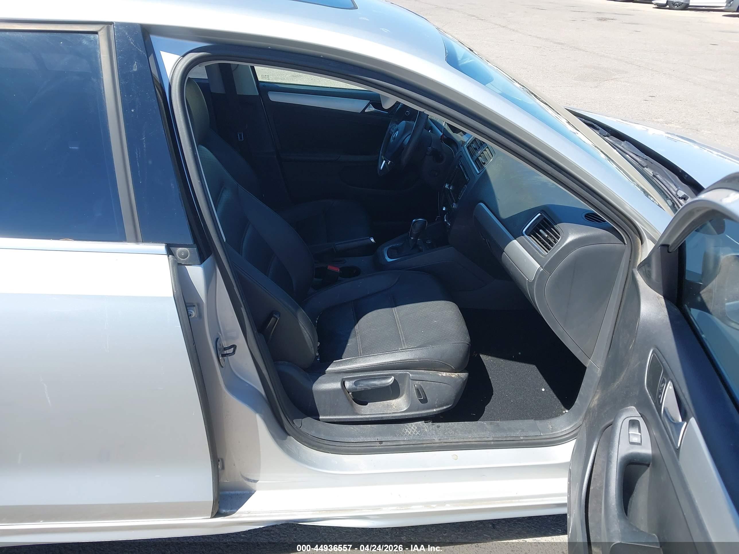 VOLKSWAGEN JETTA image 5