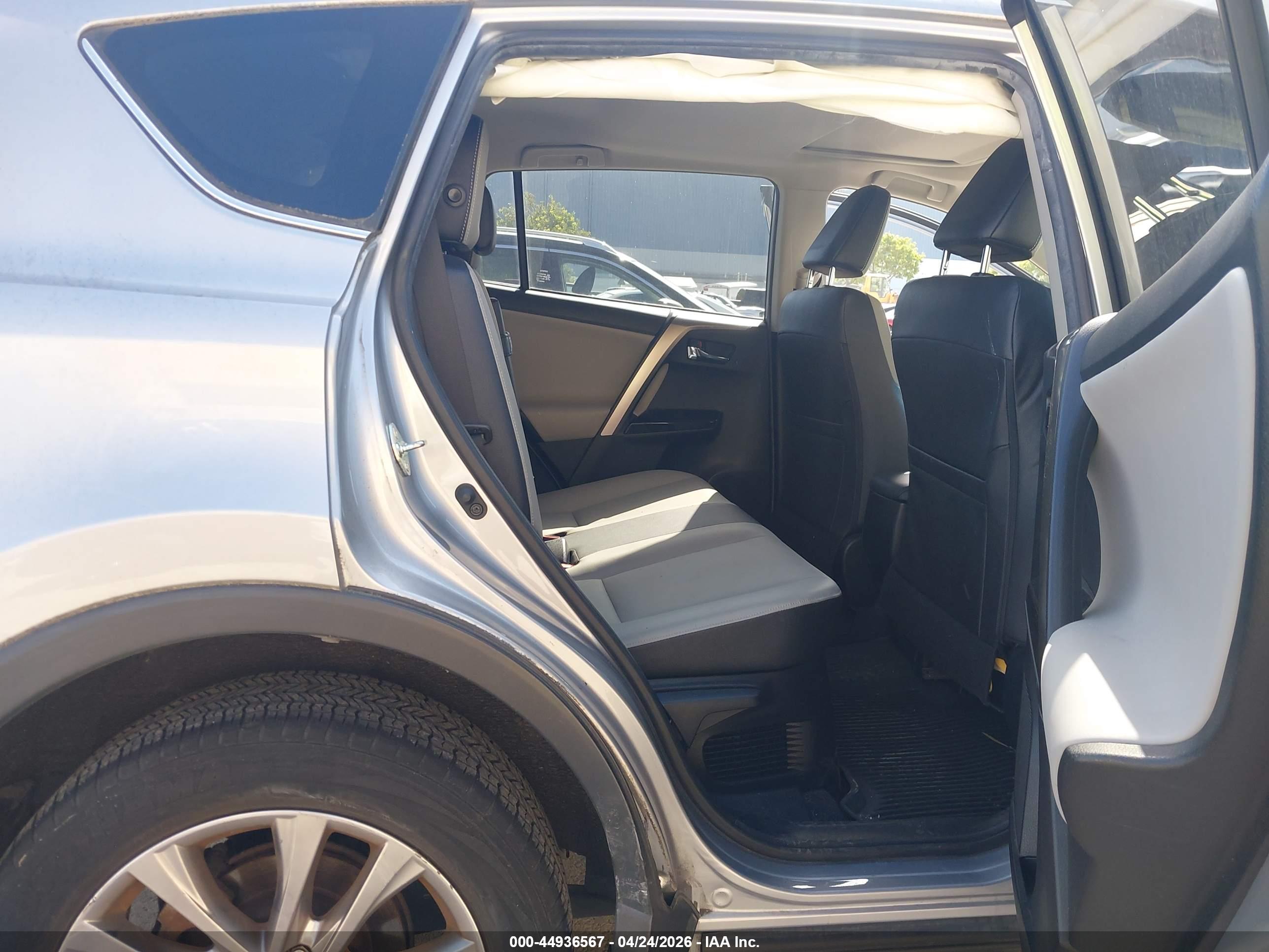 TOYOTA RAV4 image 8
