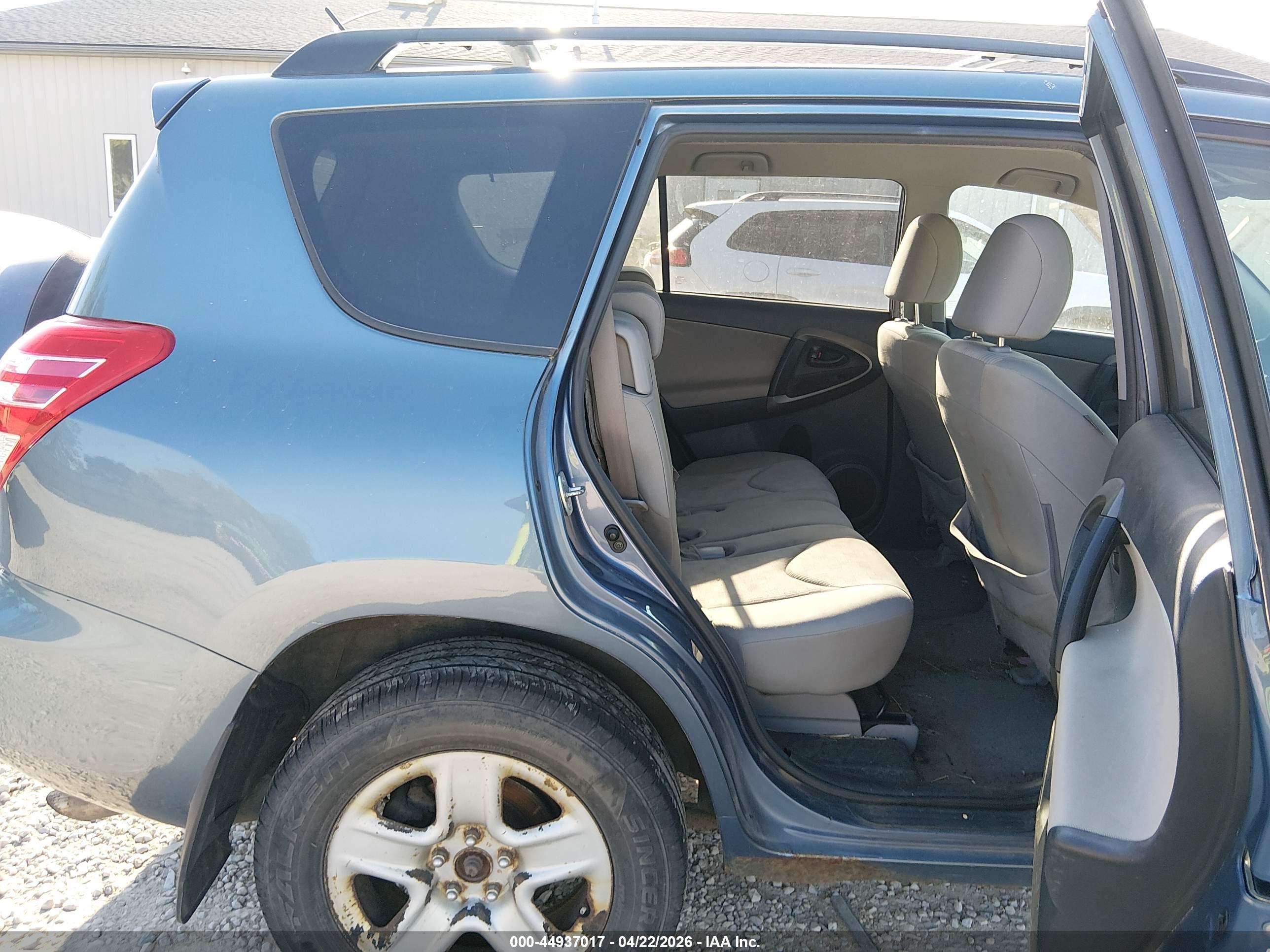 TOYOTA RAV4 image 8