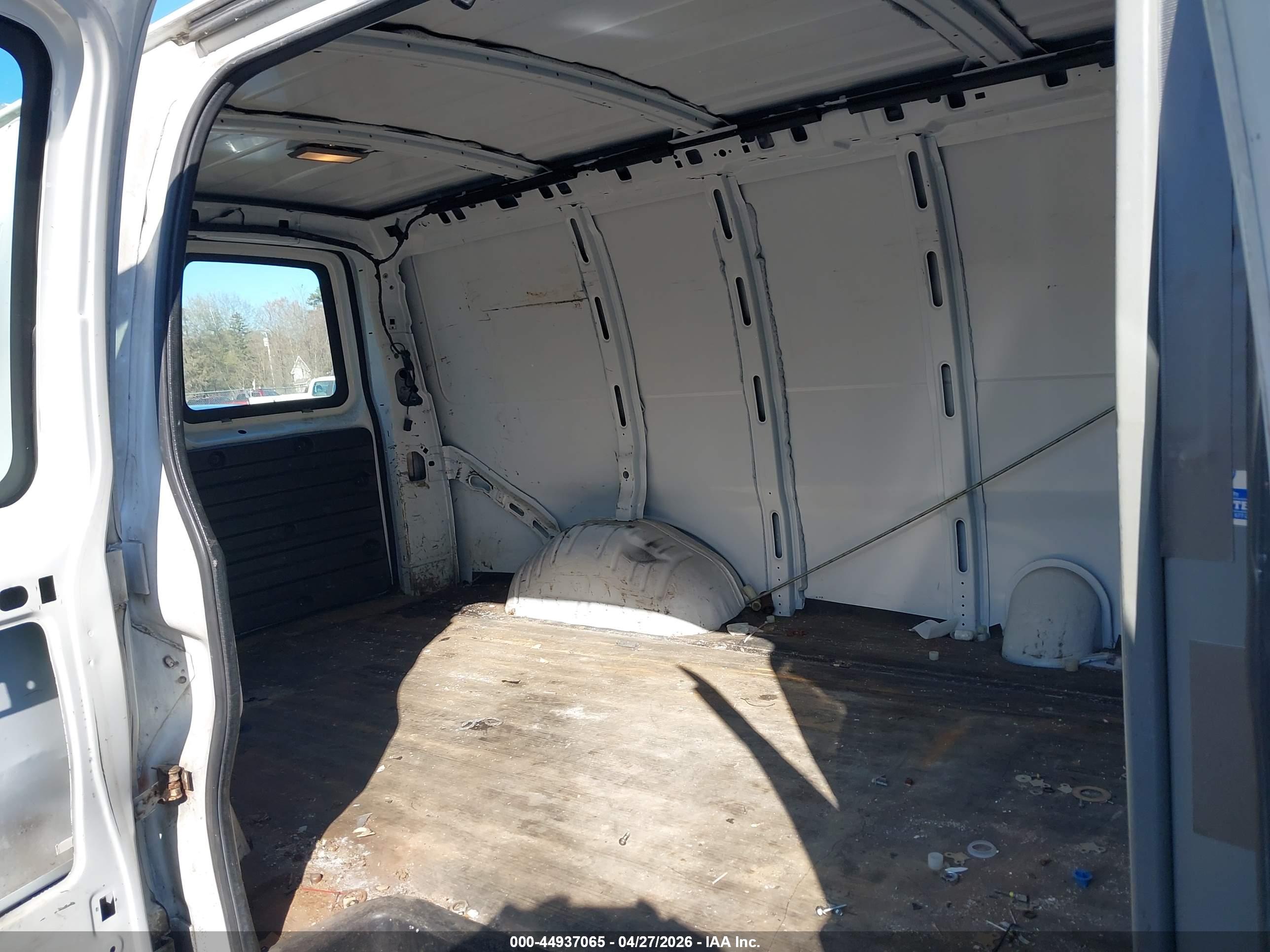 CHEVROLET EXPRESS image 8
