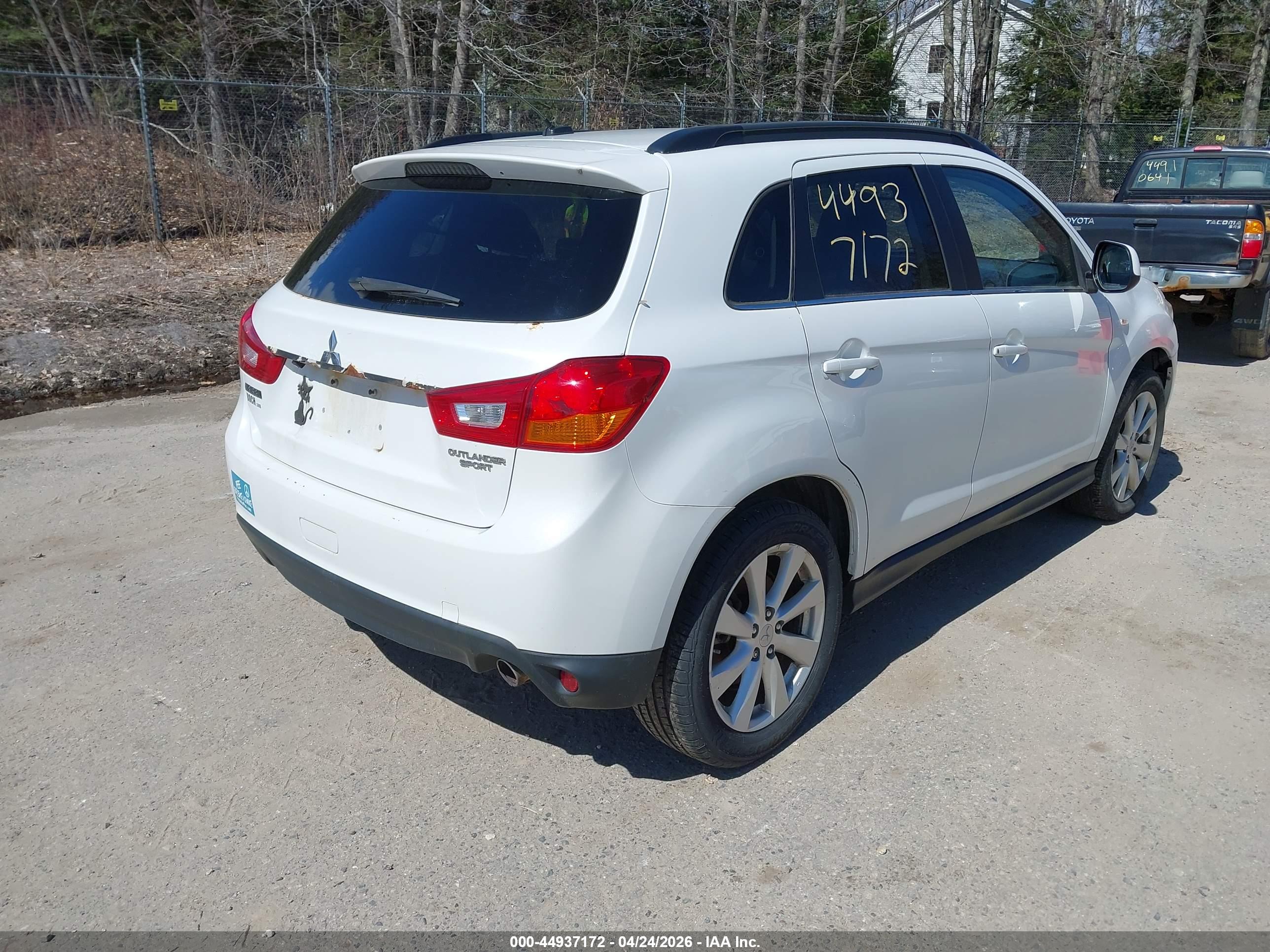 MITSUBISHI OUTLANDER image 4
