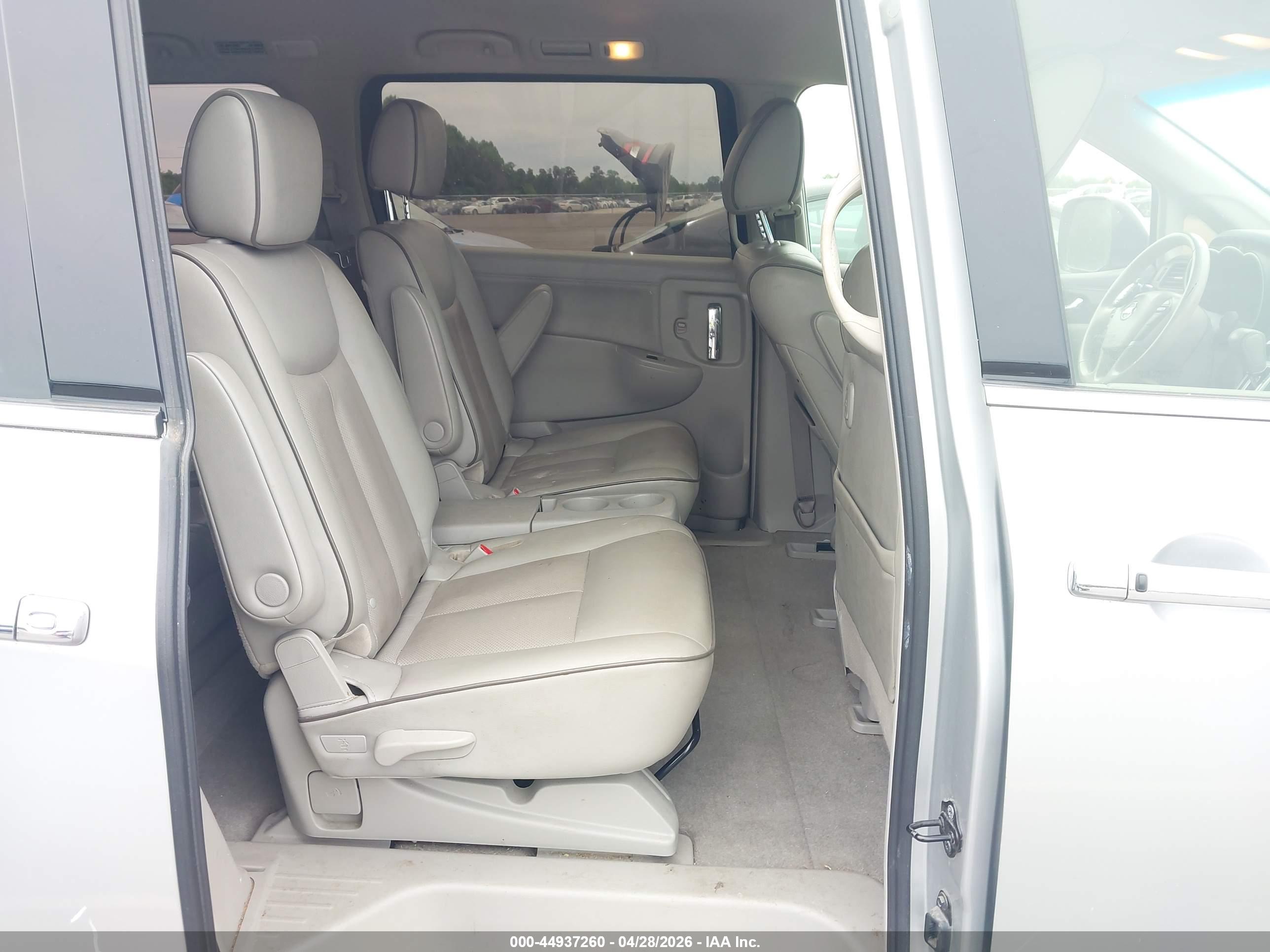 NISSAN QUEST image 8