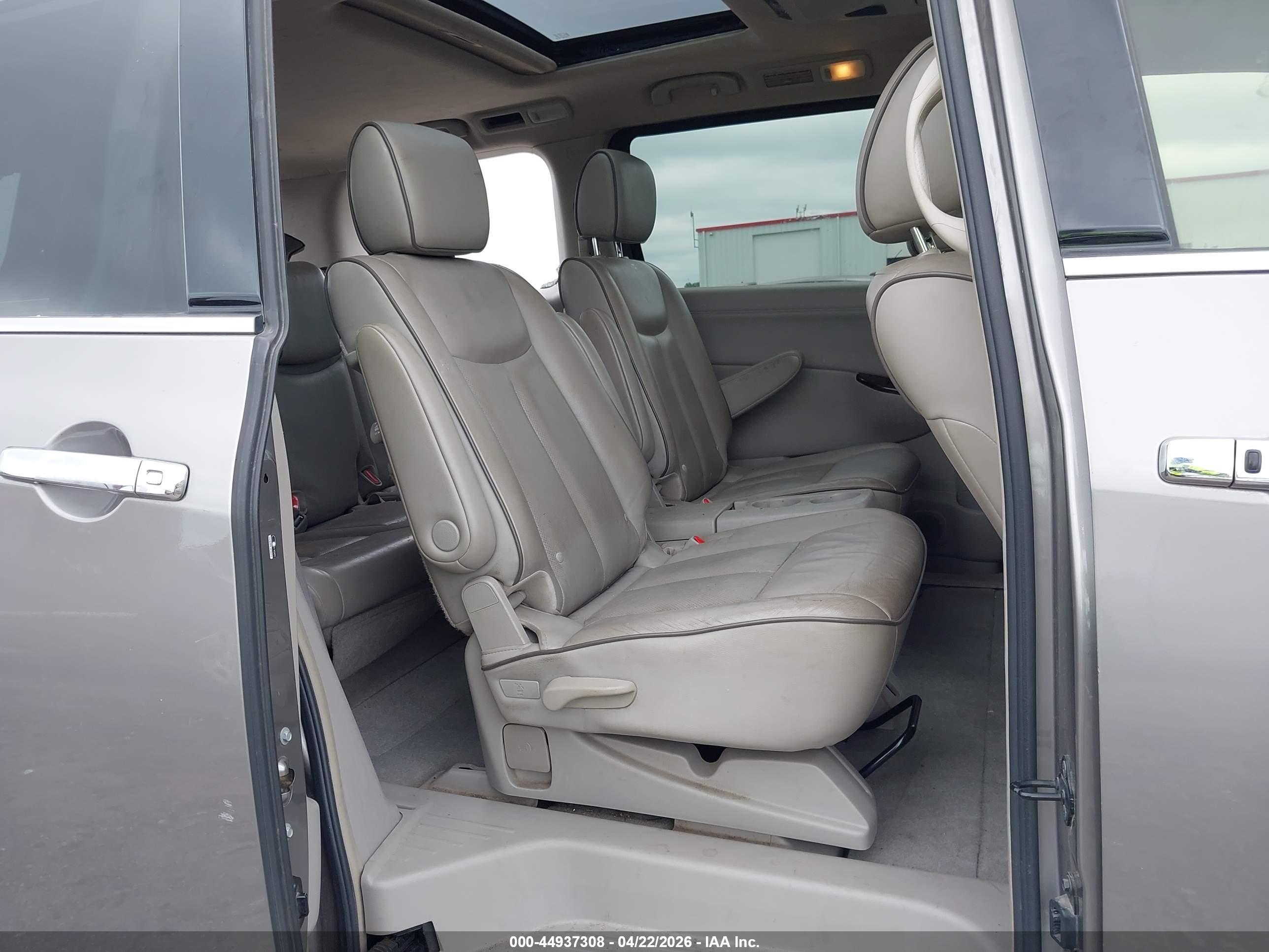 NISSAN QUEST image 8