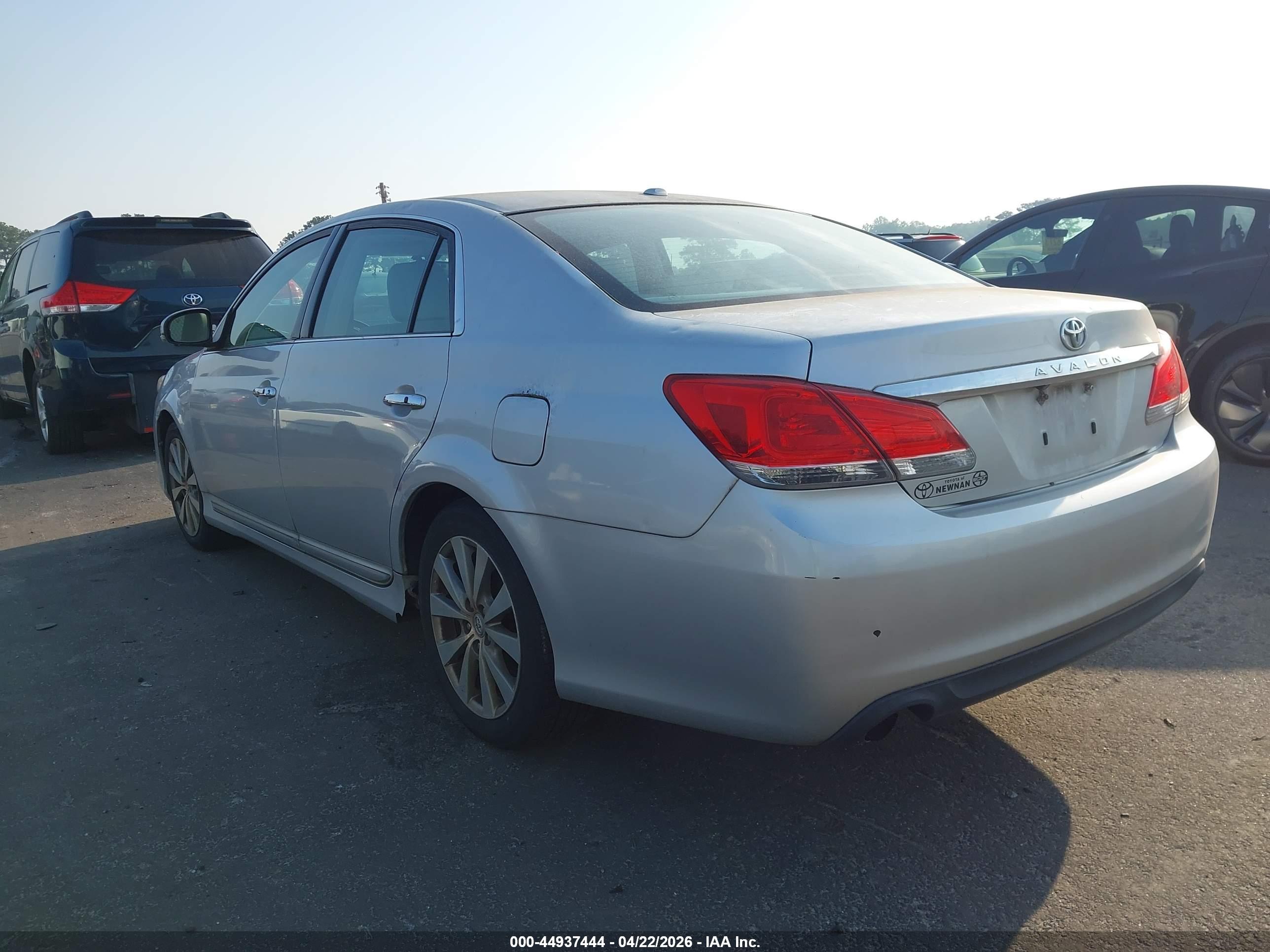 TOYOTA AVALON image 3