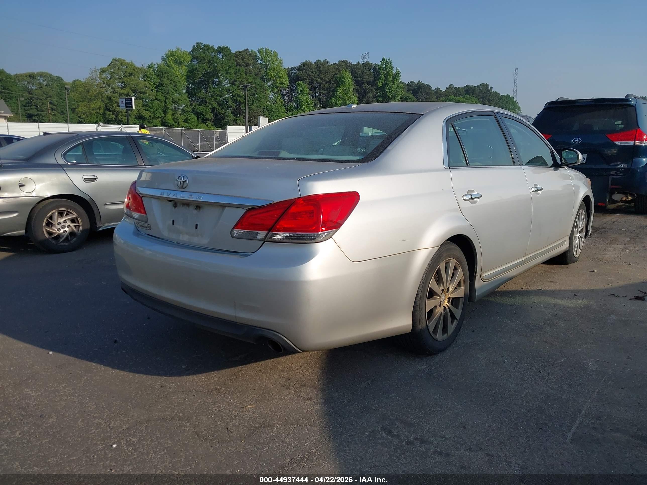TOYOTA AVALON image 4