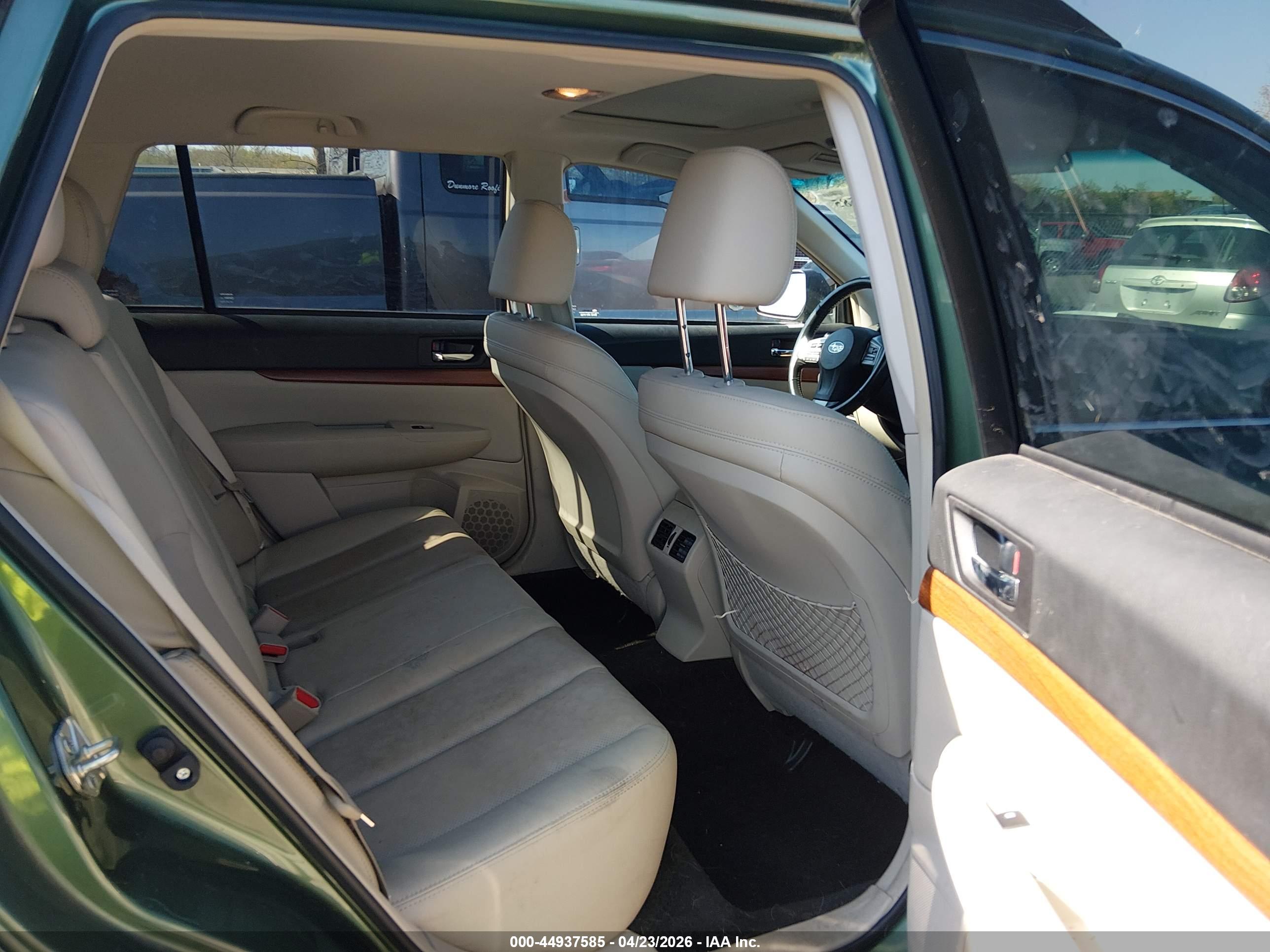 SUBARU OUTBACK image 8