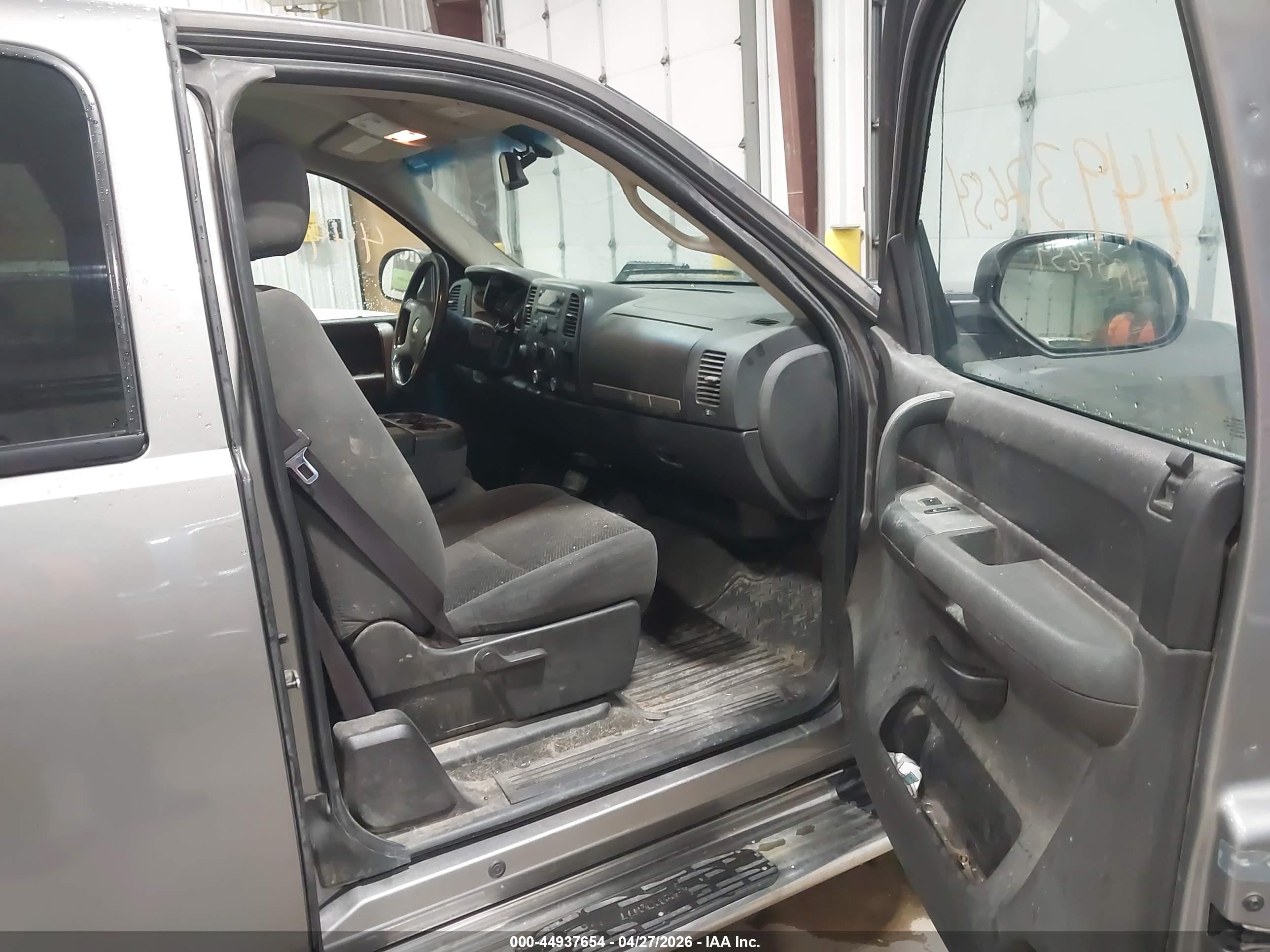 CHEVROLET SILVERADO image 5