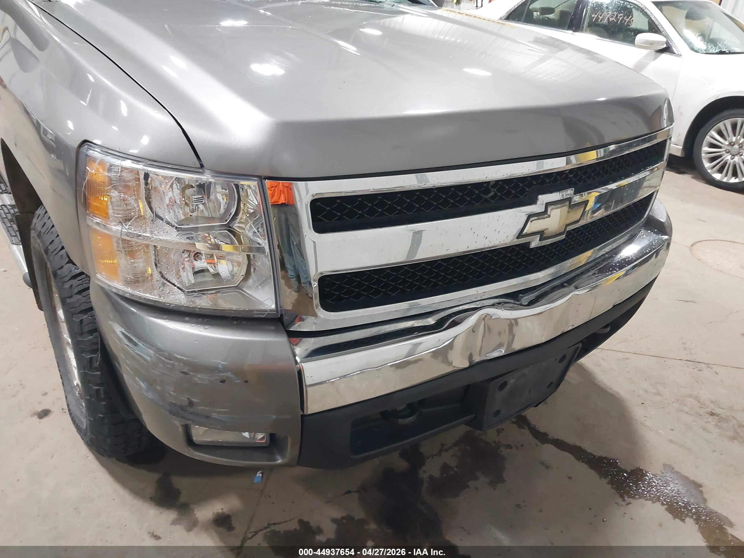 CHEVROLET SILVERADO image 6
