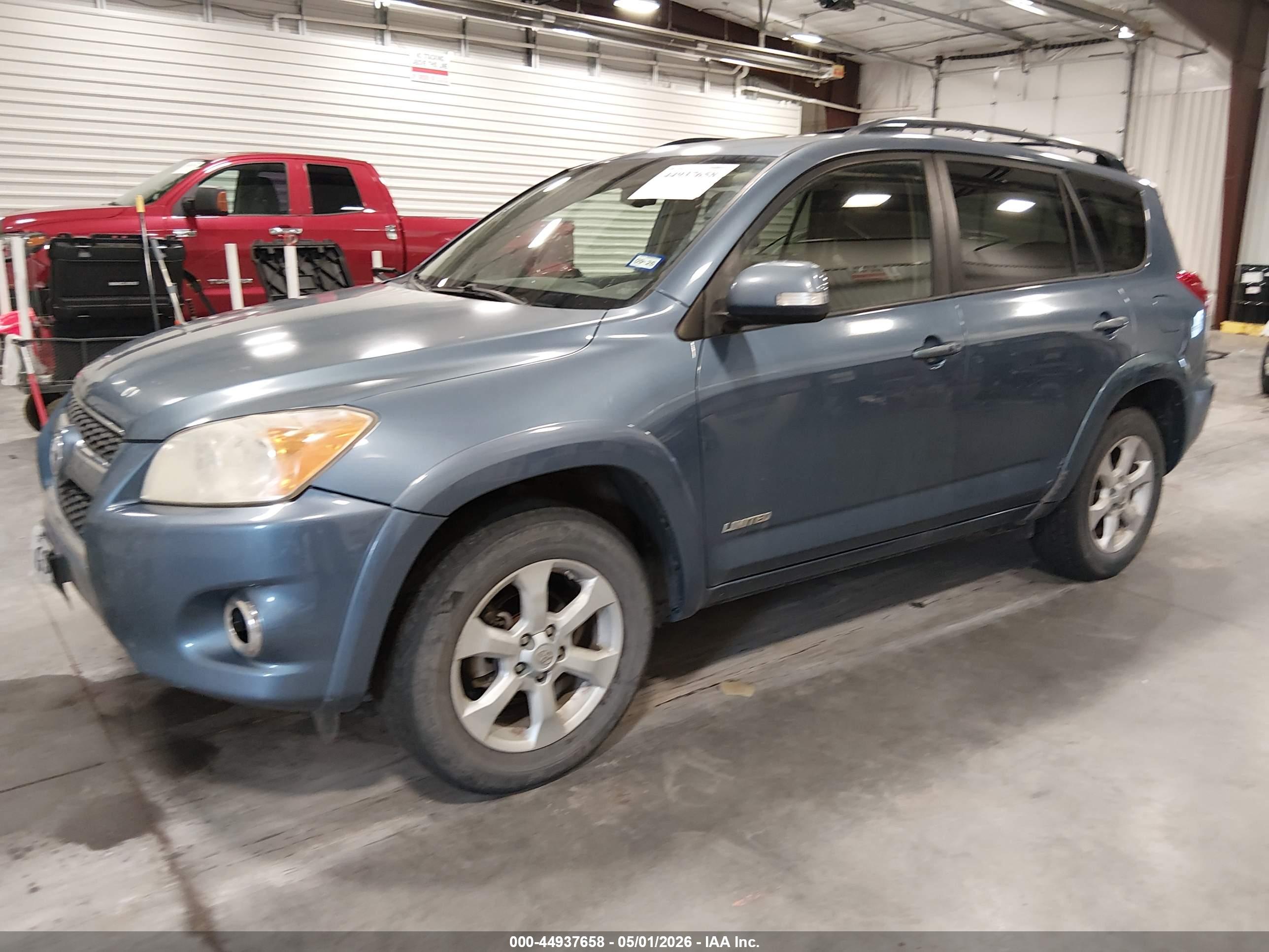TOYOTA RAV4 image 2